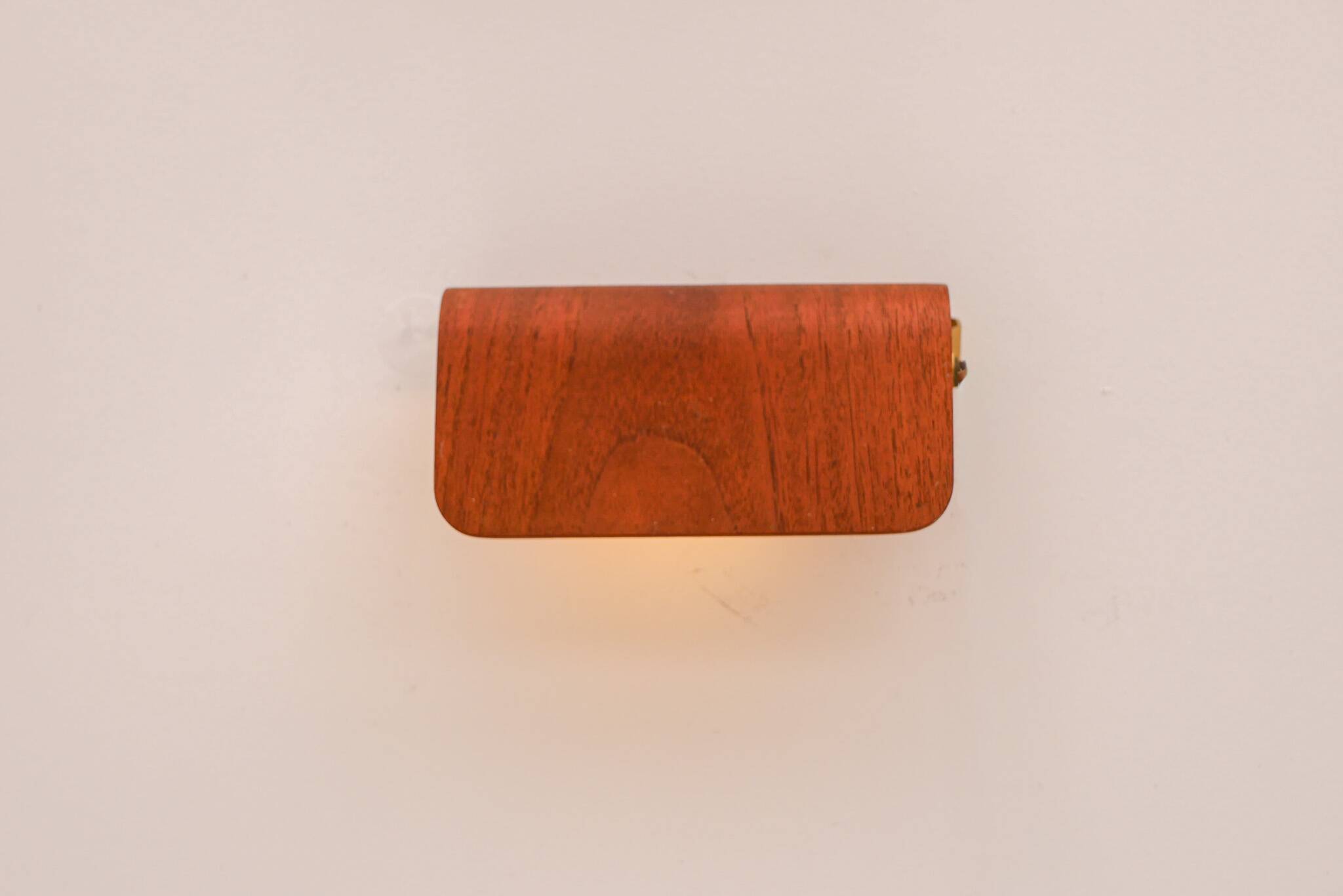 Applique en teck vintage. Design scandinave classique du milieu du siècle moderne.