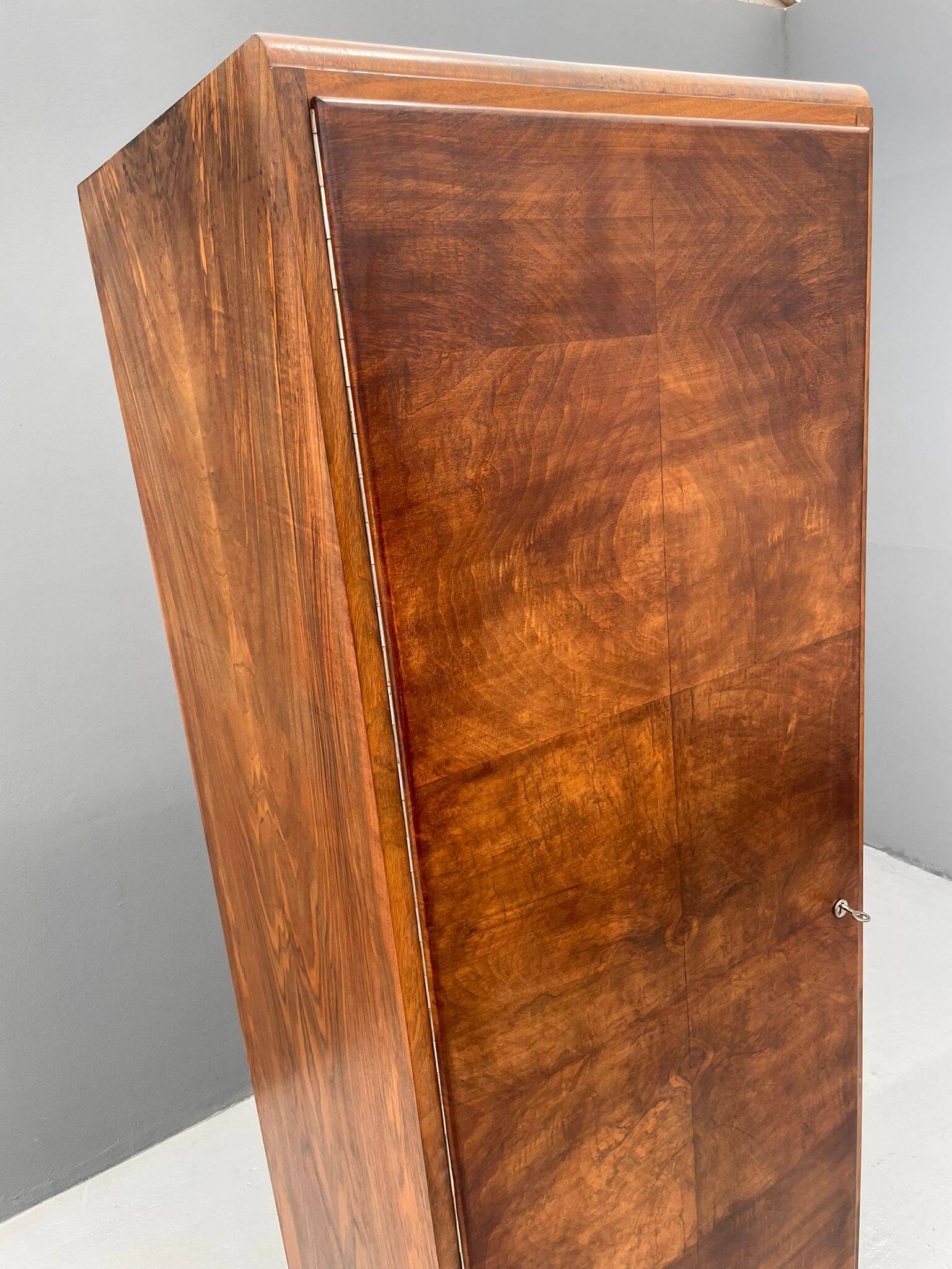 Armoire Art Déco restaurée avec tringle à vêtements, placage de noyer, Tchécoslovaquie, années 1930