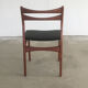 Quatre chaises danoises à manger en teck rembourrées en faux cuir noir Années 1960