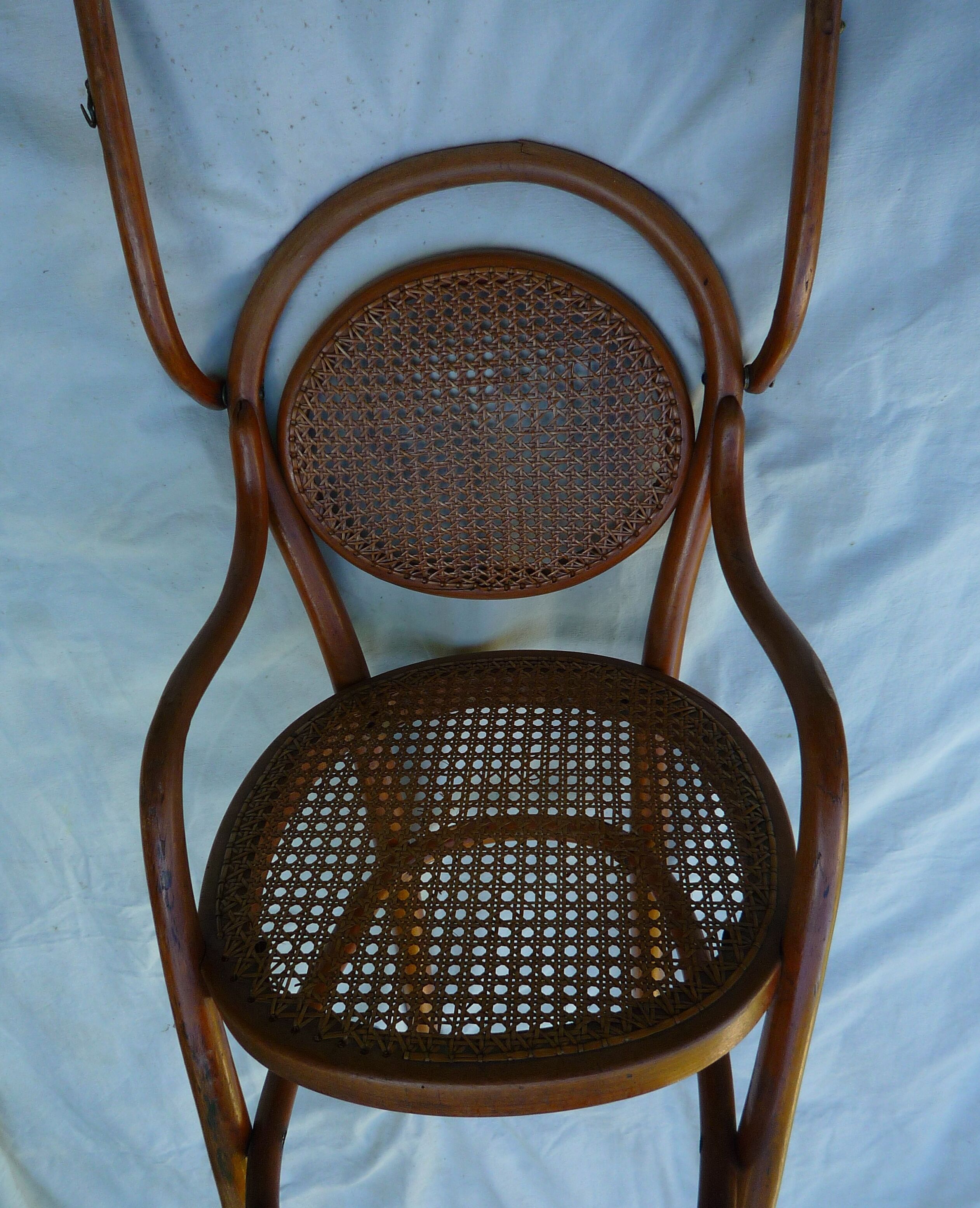 Chaise haute d'enfant cannée modèle début XXème Thonet