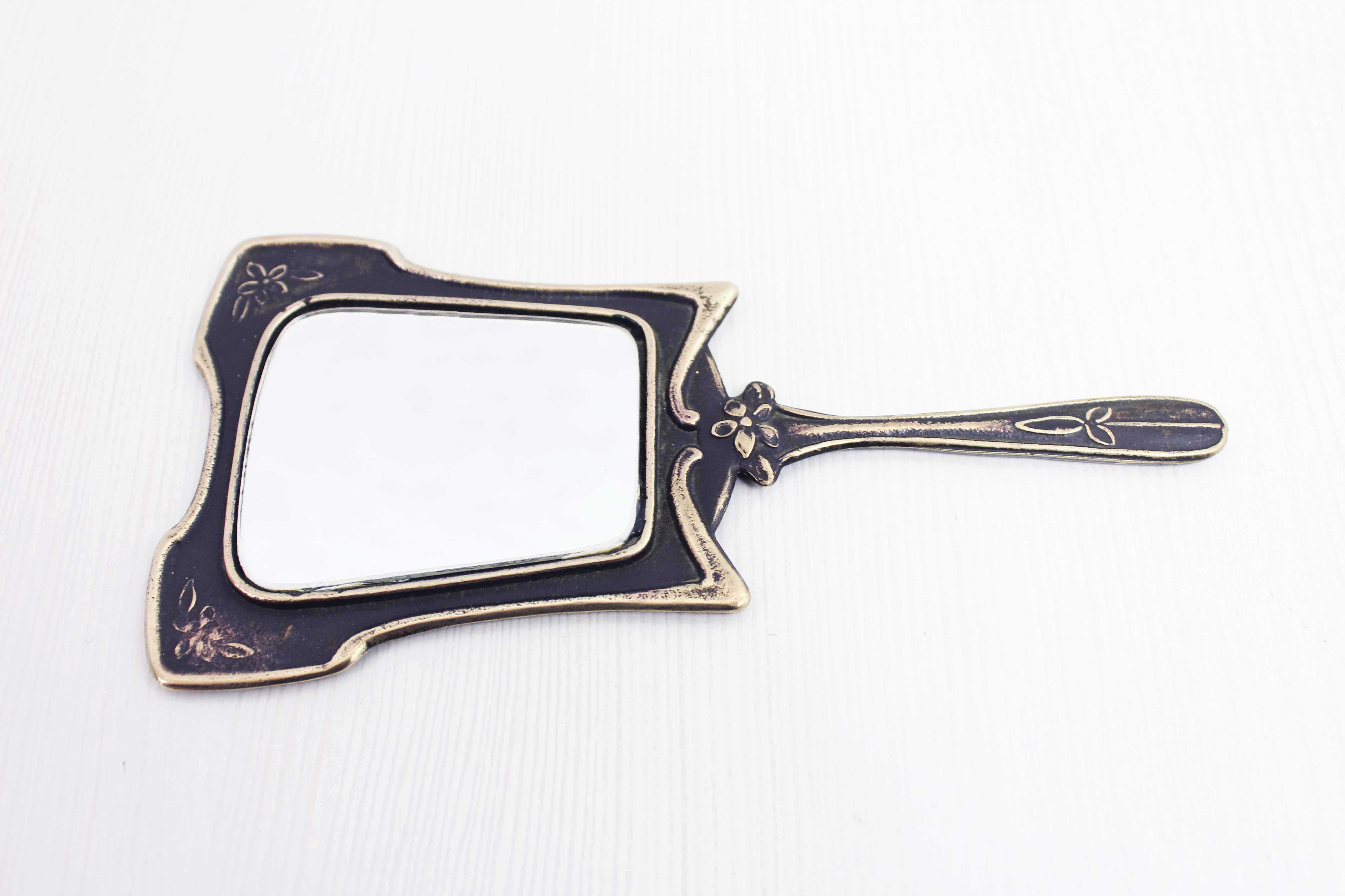 Art Deco hand mirror in bronze 8x17cm