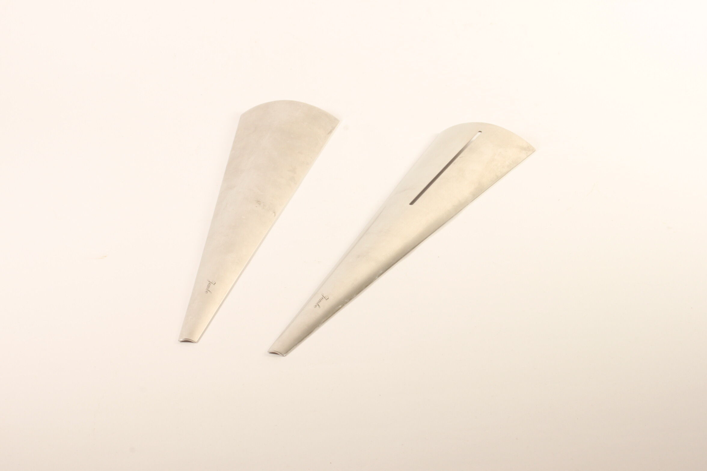 Minimalist triangular salad serving spoons by Jumbo.