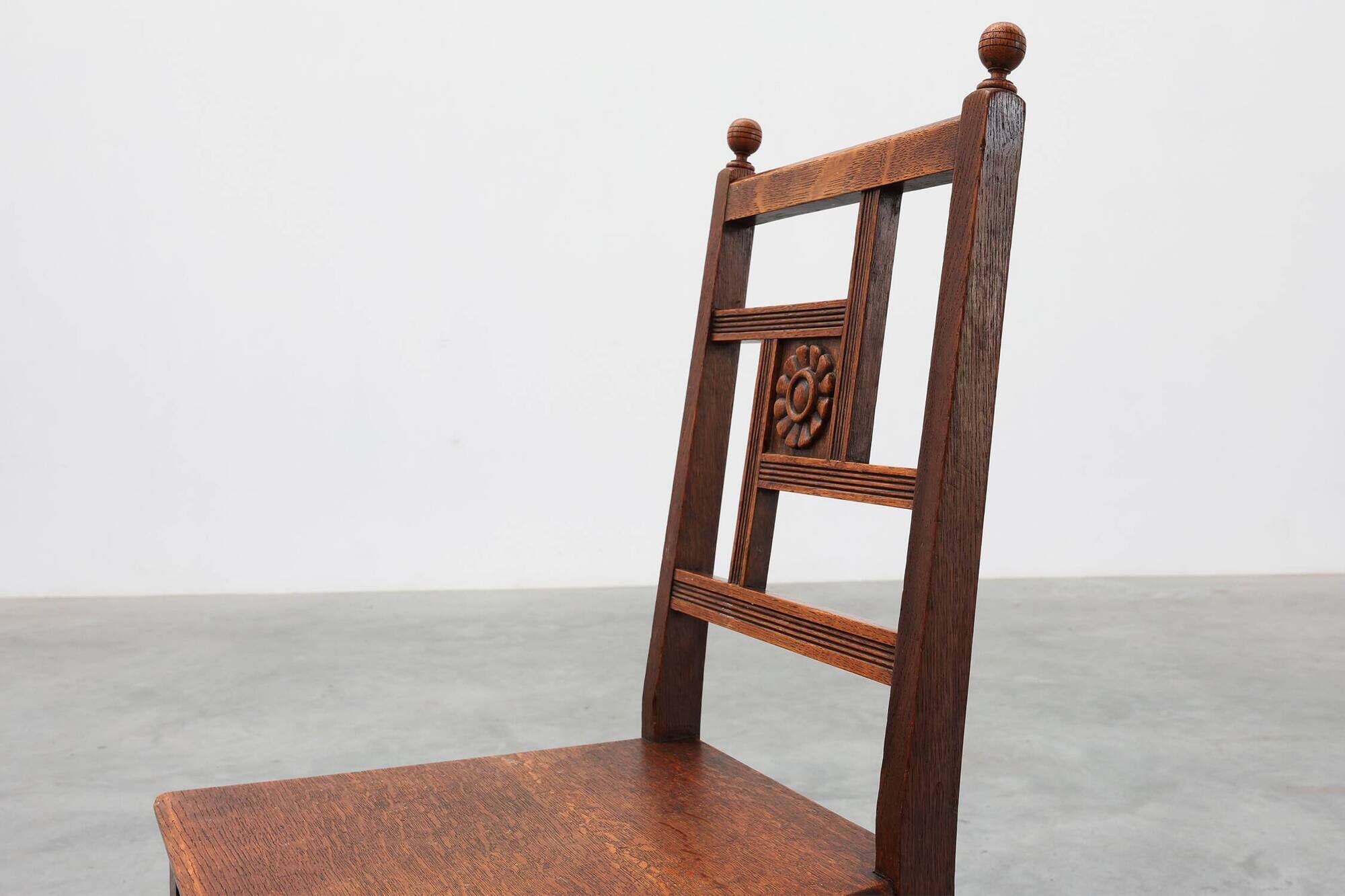 Art Deco oak side chair with carved rosette back and turned front legs, Bel
