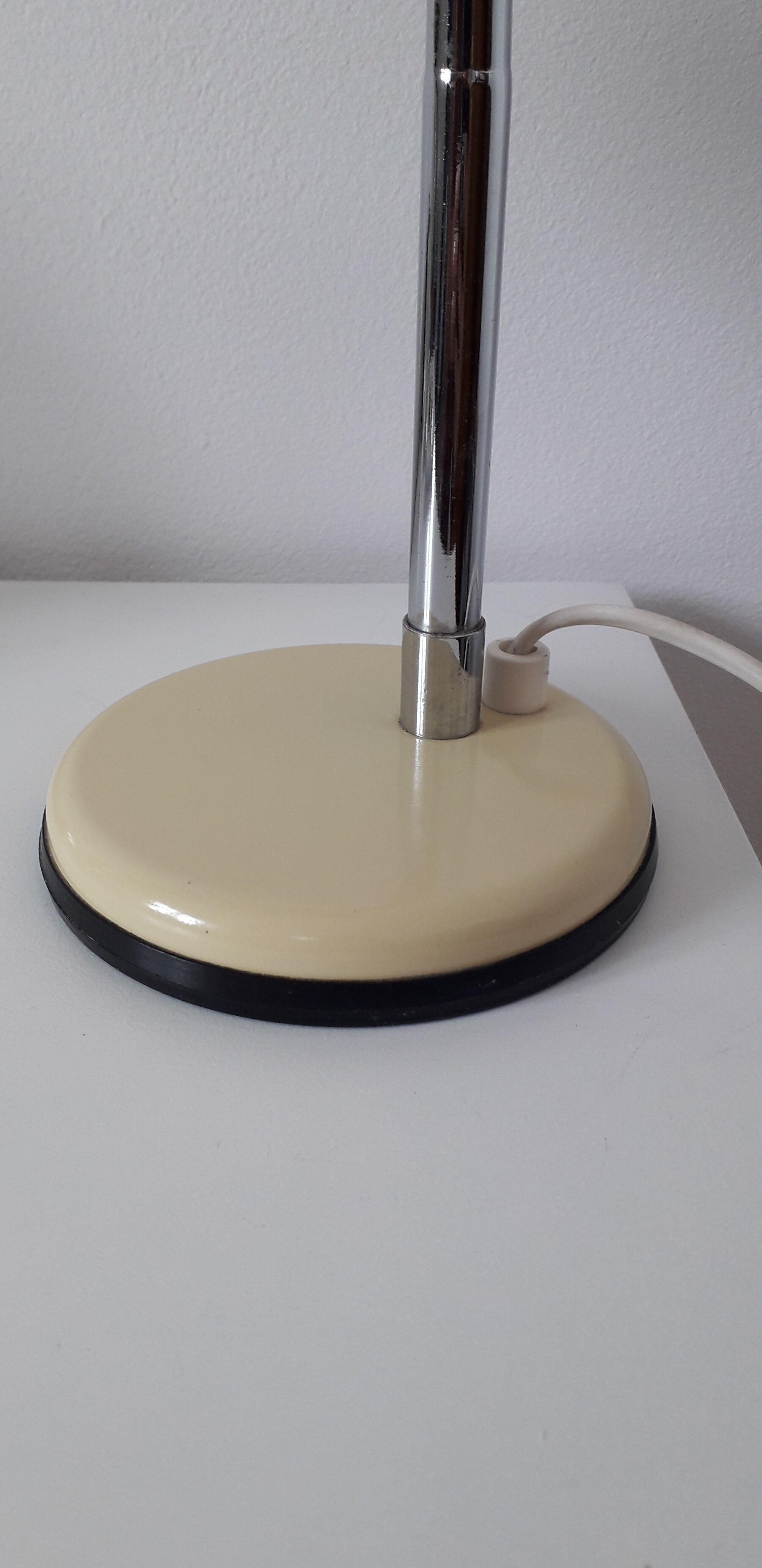 Articulated table lamp