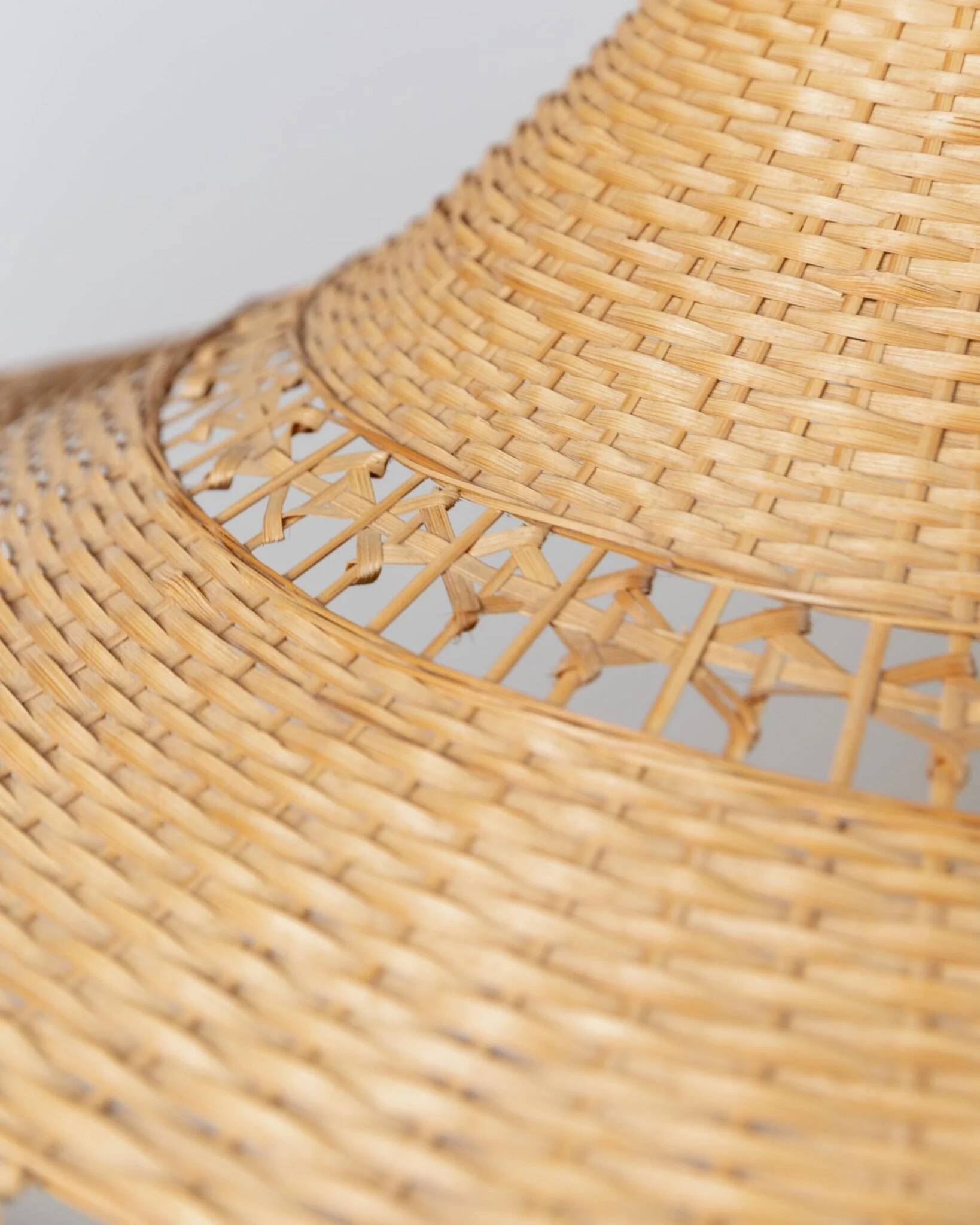 Grand lampadaire vintage en osier avec un dessus en chrome et un abat-jour en osier naturel – lumière suspendue italienne des années 1970 de l'ère spatiale.