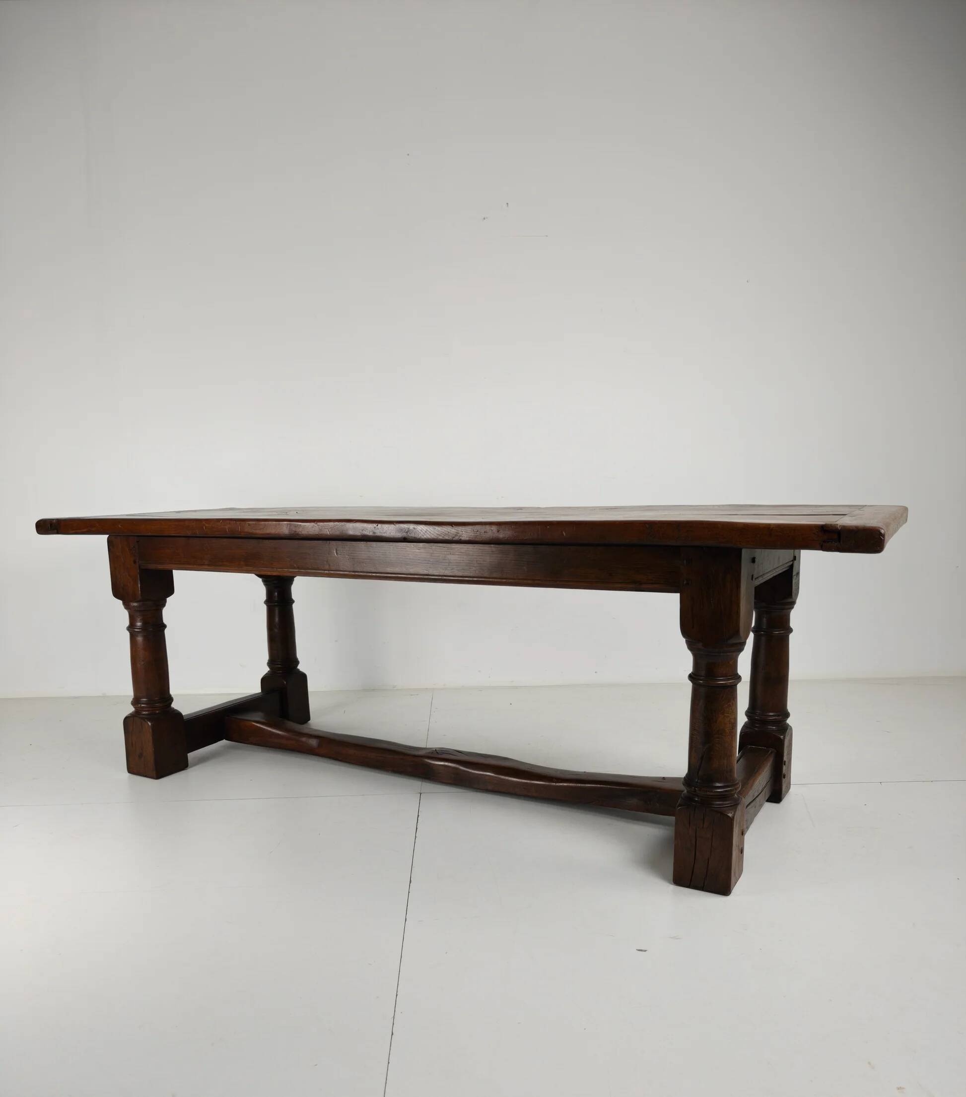 Solid English oak dining table – 20th century with beautiful grain & patina