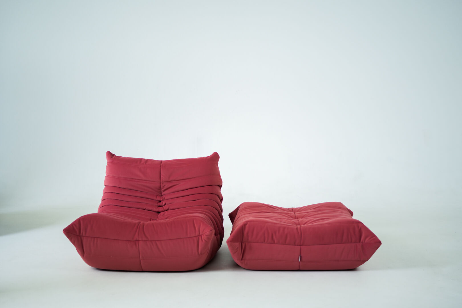 Togo set of chair and pouf in raspberry velvet