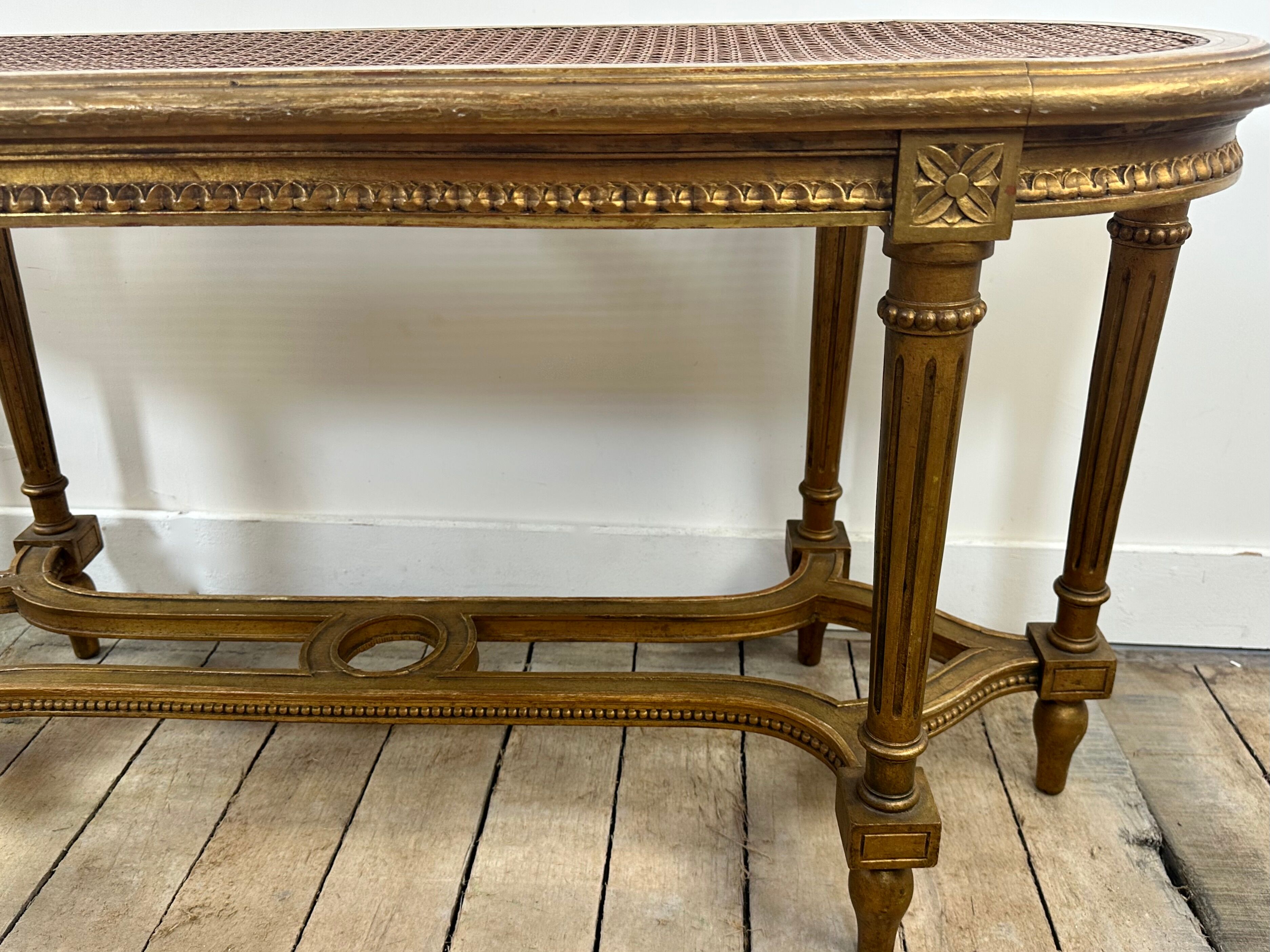 Banquette cannée dorée de style Louis XV
