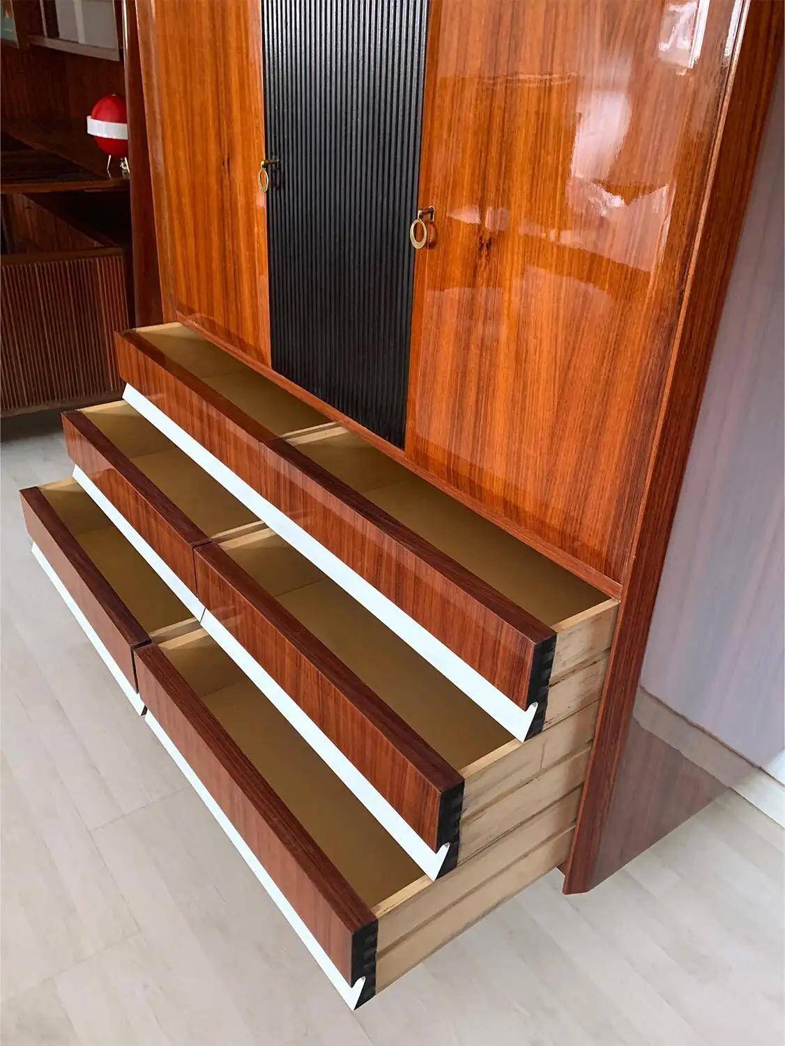 Armoire vintage italienne, noyer, bois cannelé, pieds en laiton années 1950.