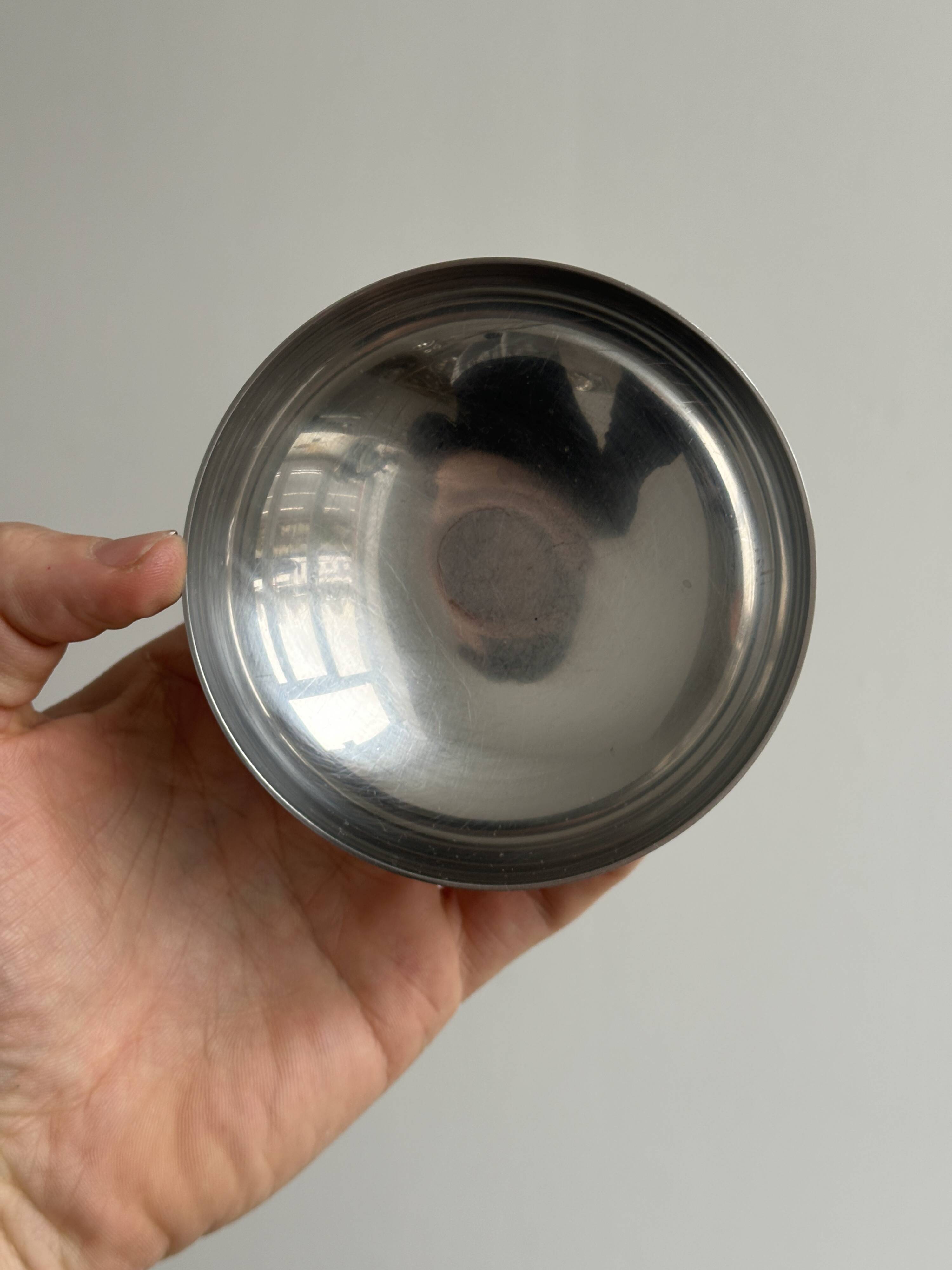 Set of 6 metal footed bowls in shiny finish.