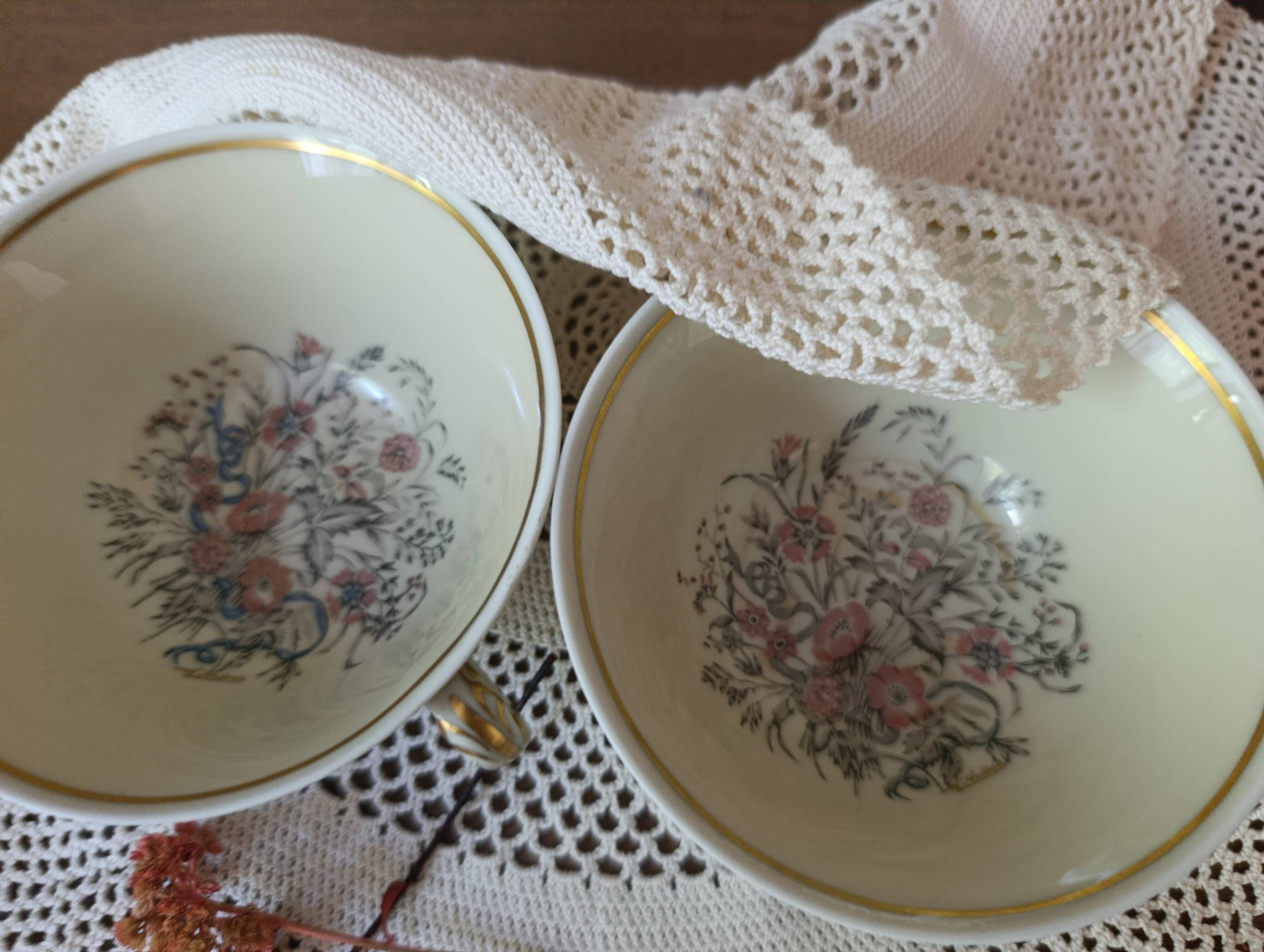 Two retro country-style porcelain tea cups, Former Royal Manufacture