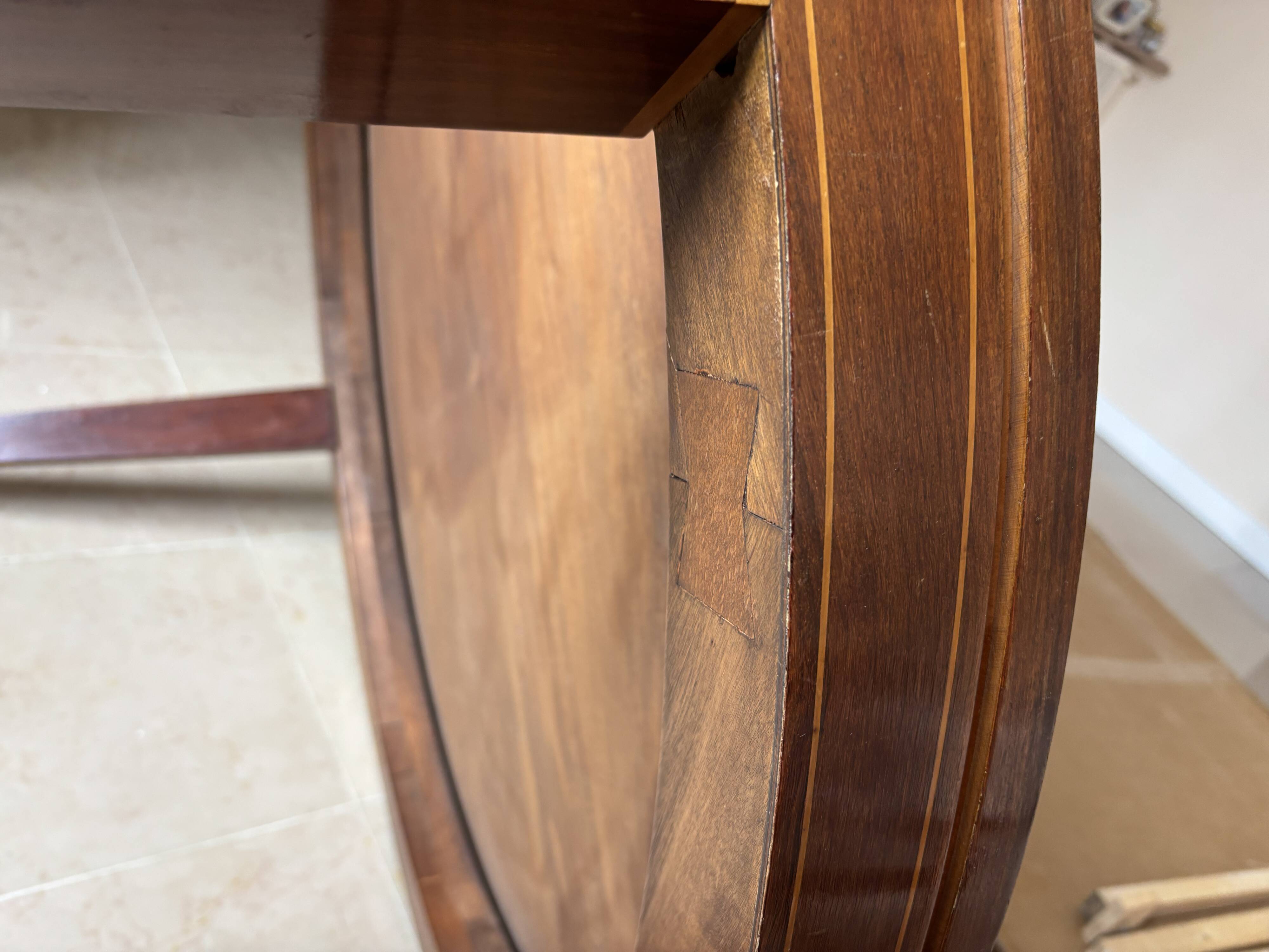 Impeccable 1950s round table in mahogany.