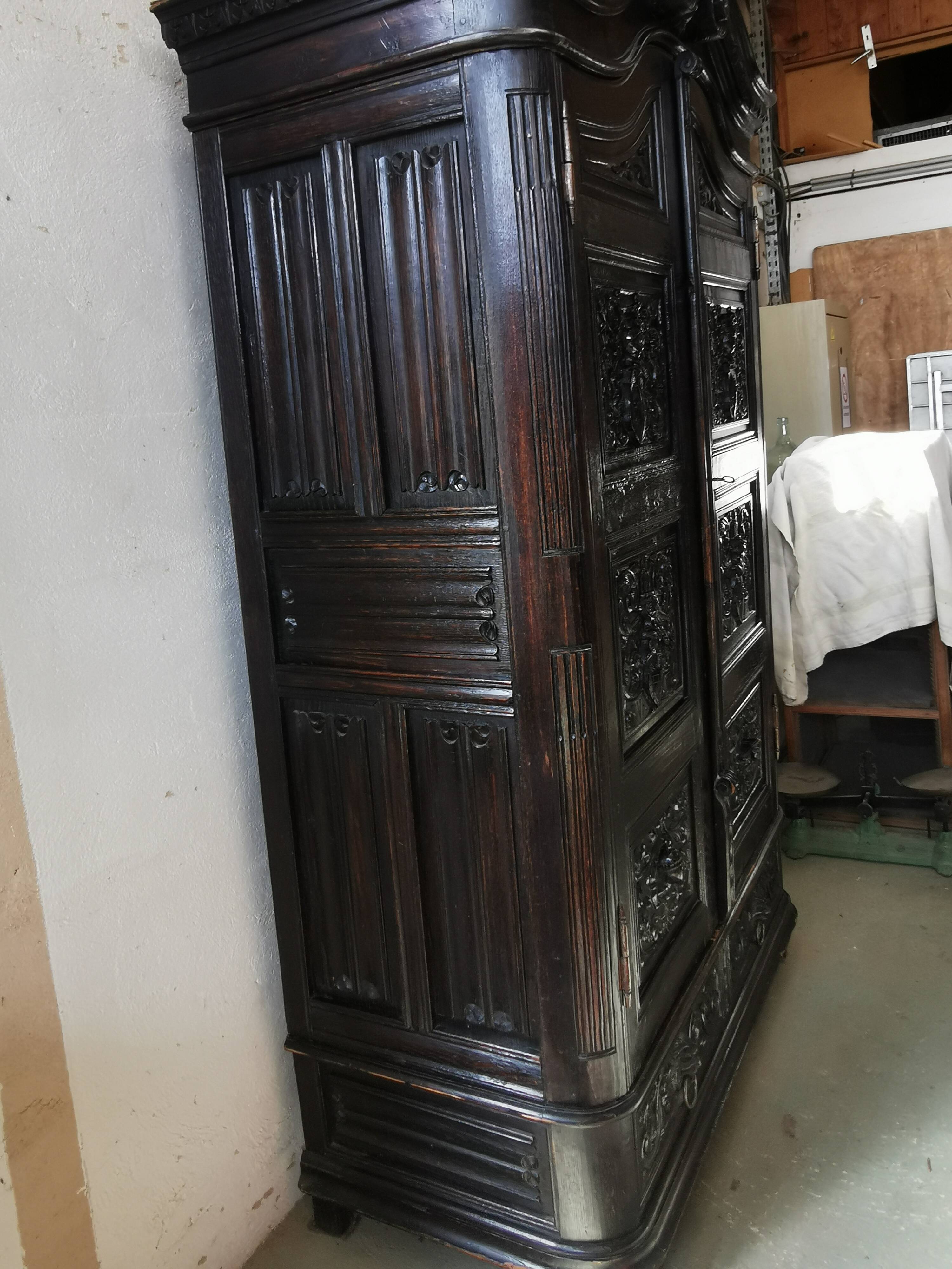 Baroque cabinet in carved wood late nineteenth century