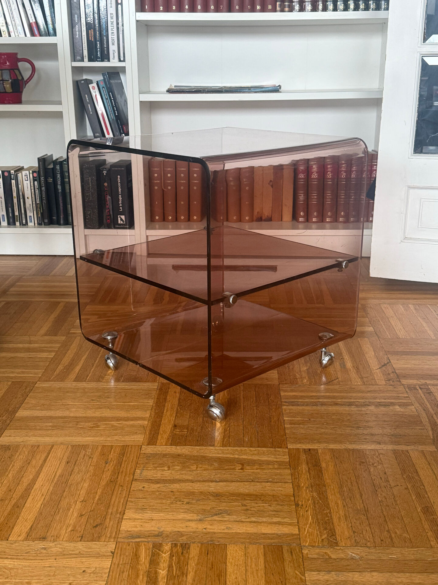 Table basse Michel Dumas en Plexiglas fumé 