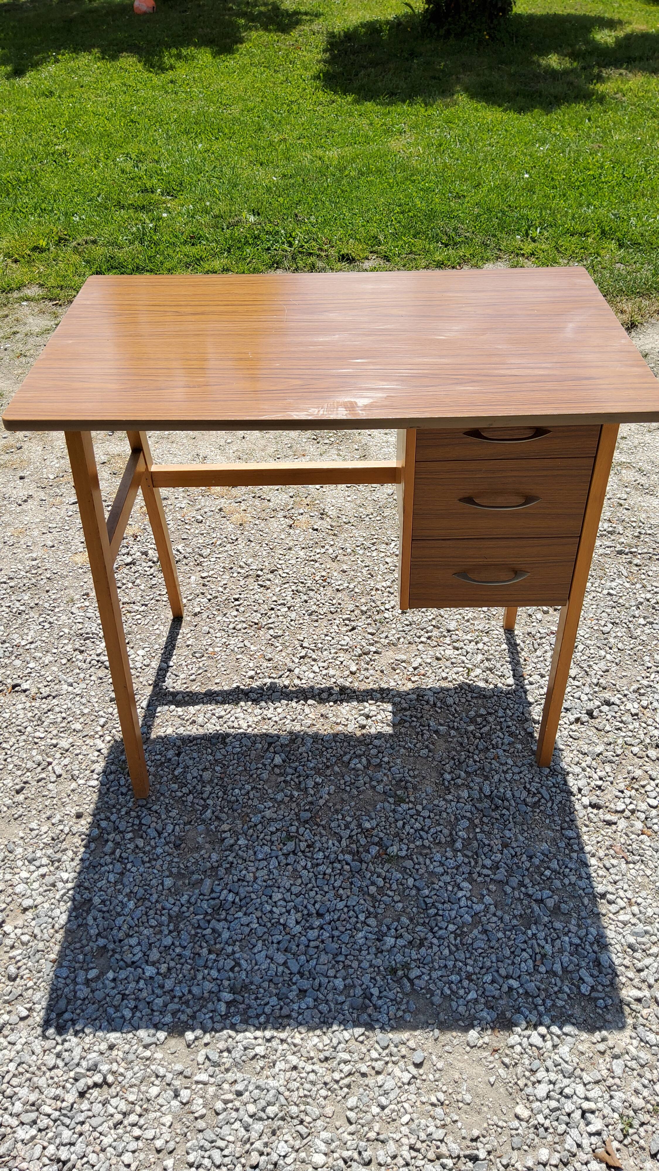 Office of the 50s in blond beech feet compass