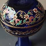 Vase boule bleu cobalt/Motifs floraux & liseré or en relief peints main