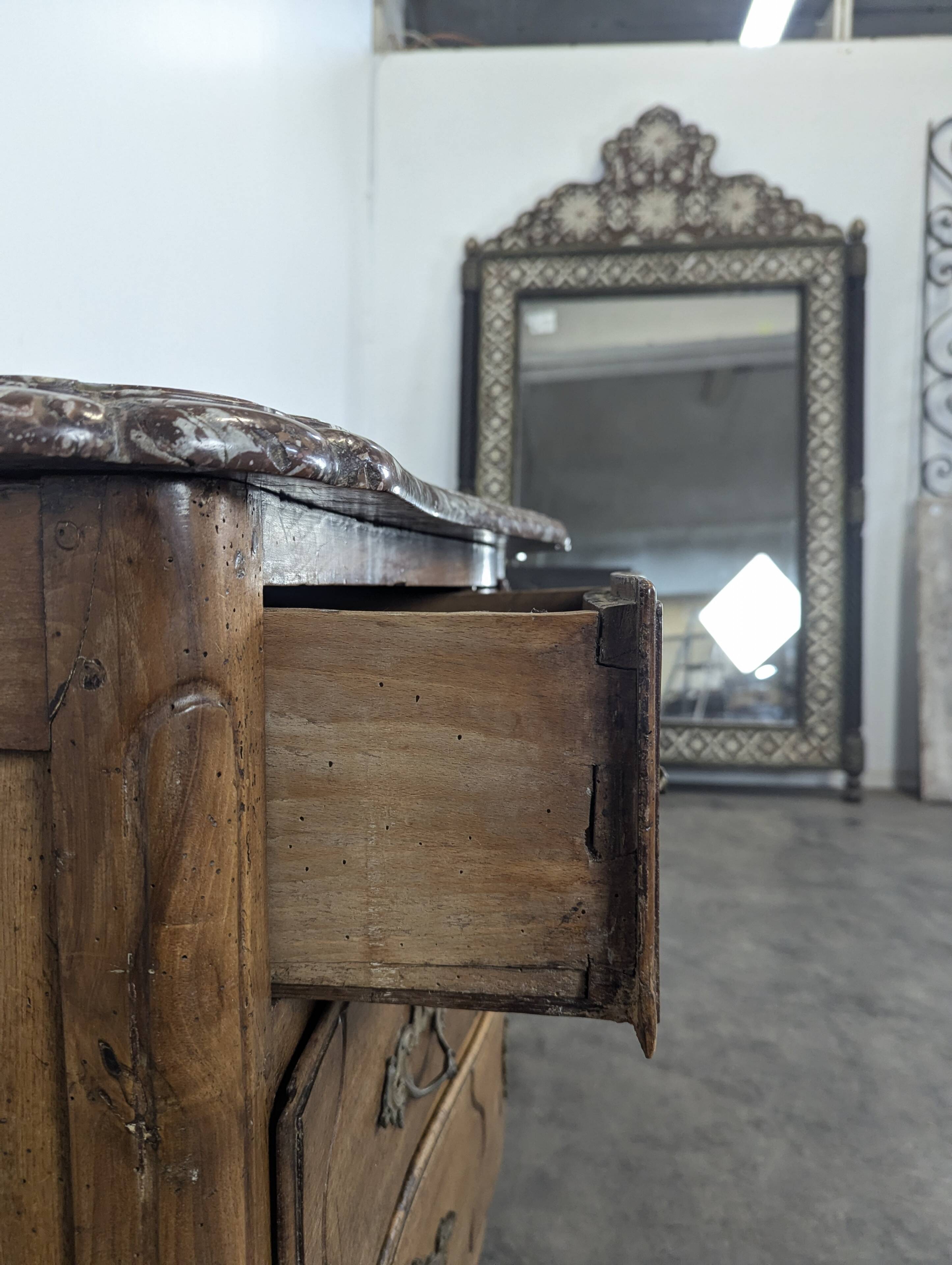 Commode Louis XV galbée en noyer dessus marbre XVIIIe