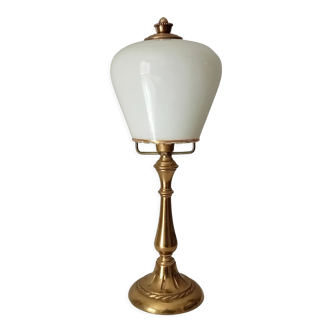 Art deco lamp in brass and opaline