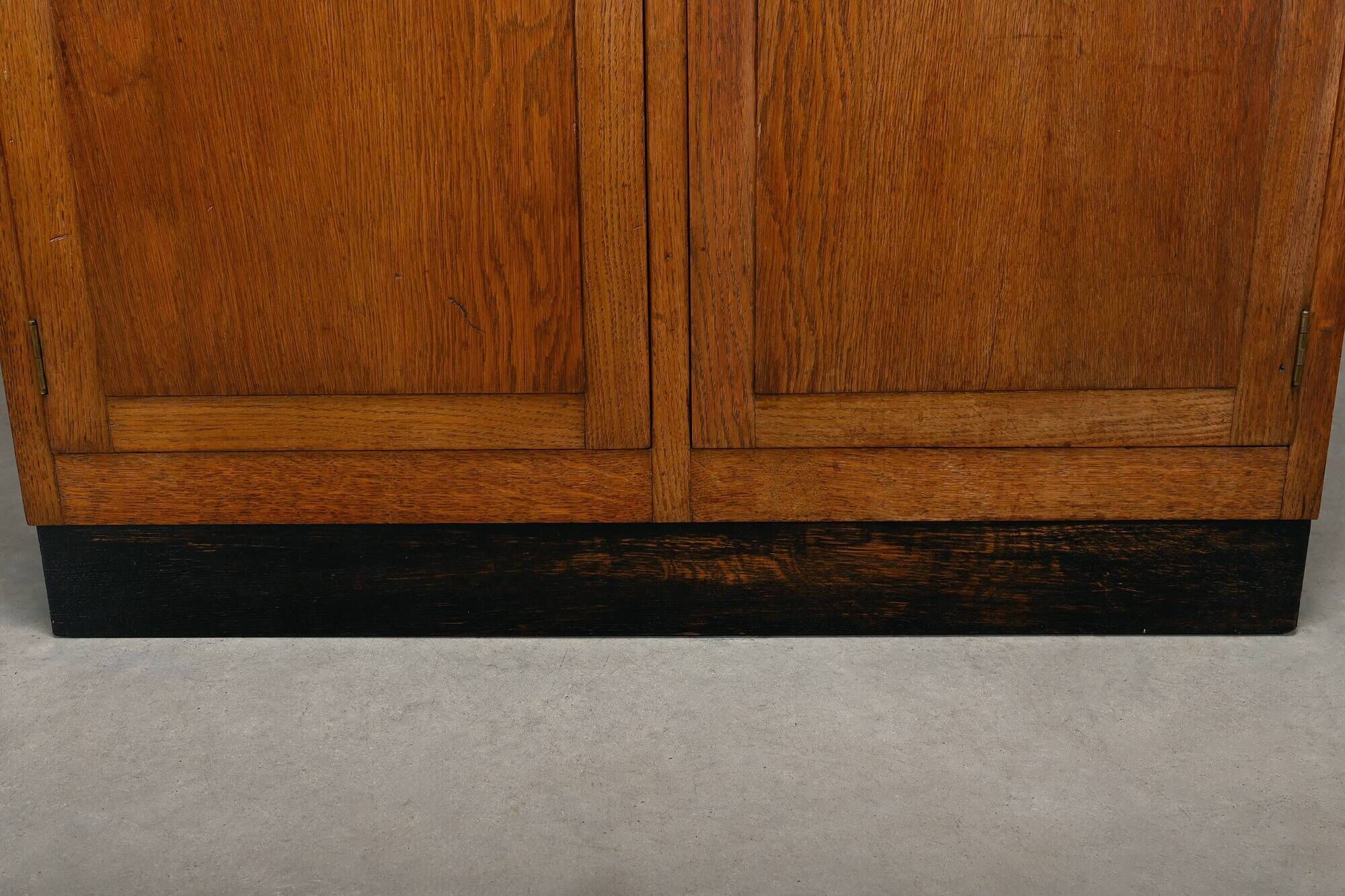 Cabinet d'archive en chêne moderniste, commode dans le style de l'École d'Amsterdam