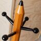 Porte-manteau crayon XL vintage années 1980 en bois, style Memphis, Italie, par Artema