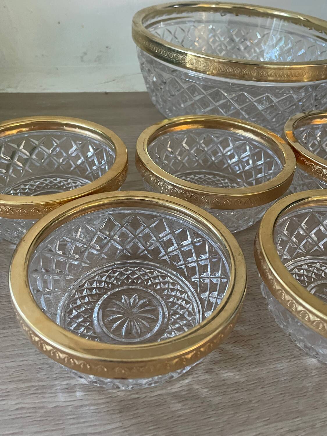 Salad bowl and cups in cut glass and brass