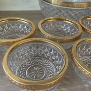 Saladier et coupelles en verre taillé et laiton