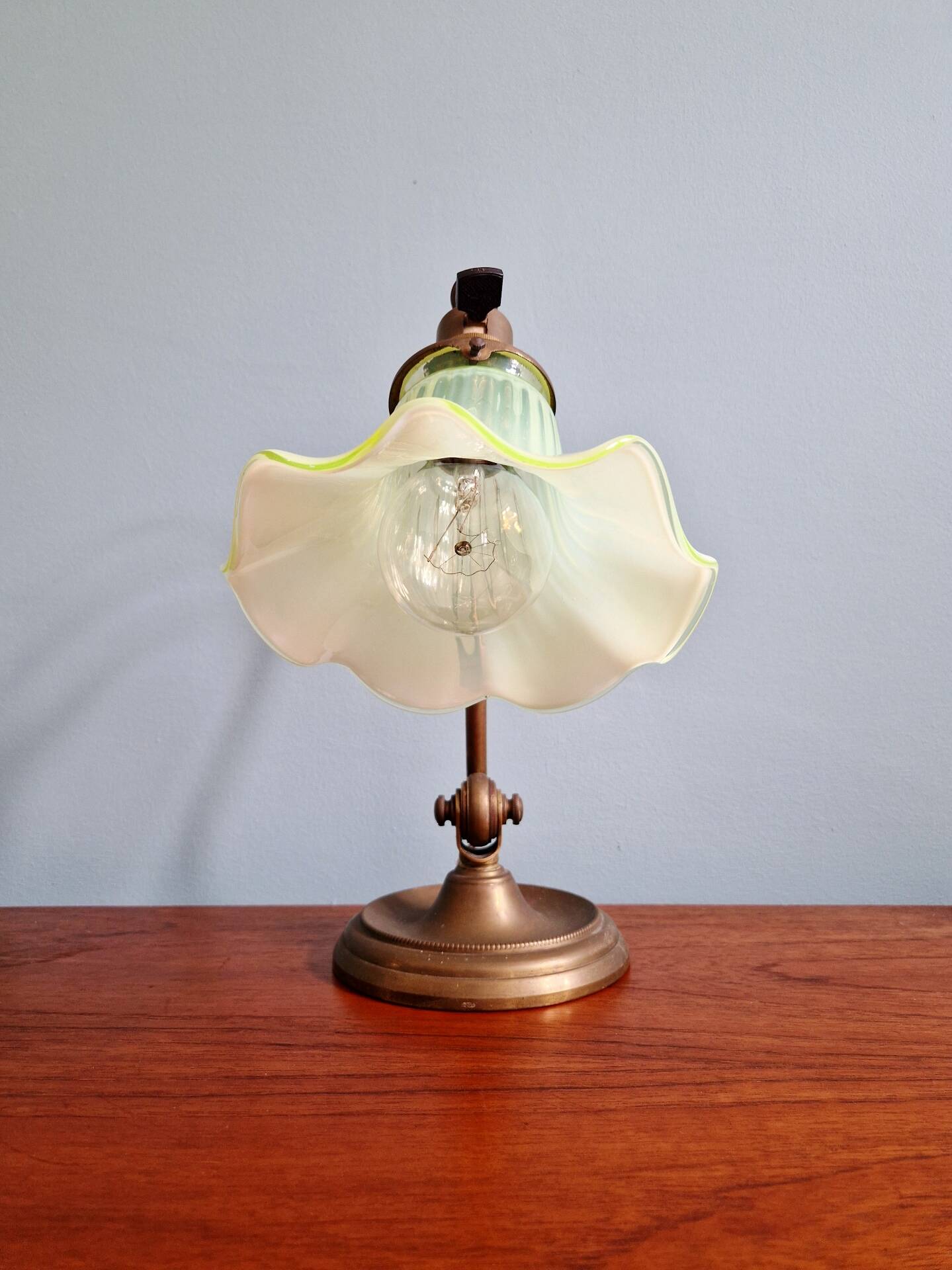 Art Nouveau desk lamp, bronze and opalescent glass