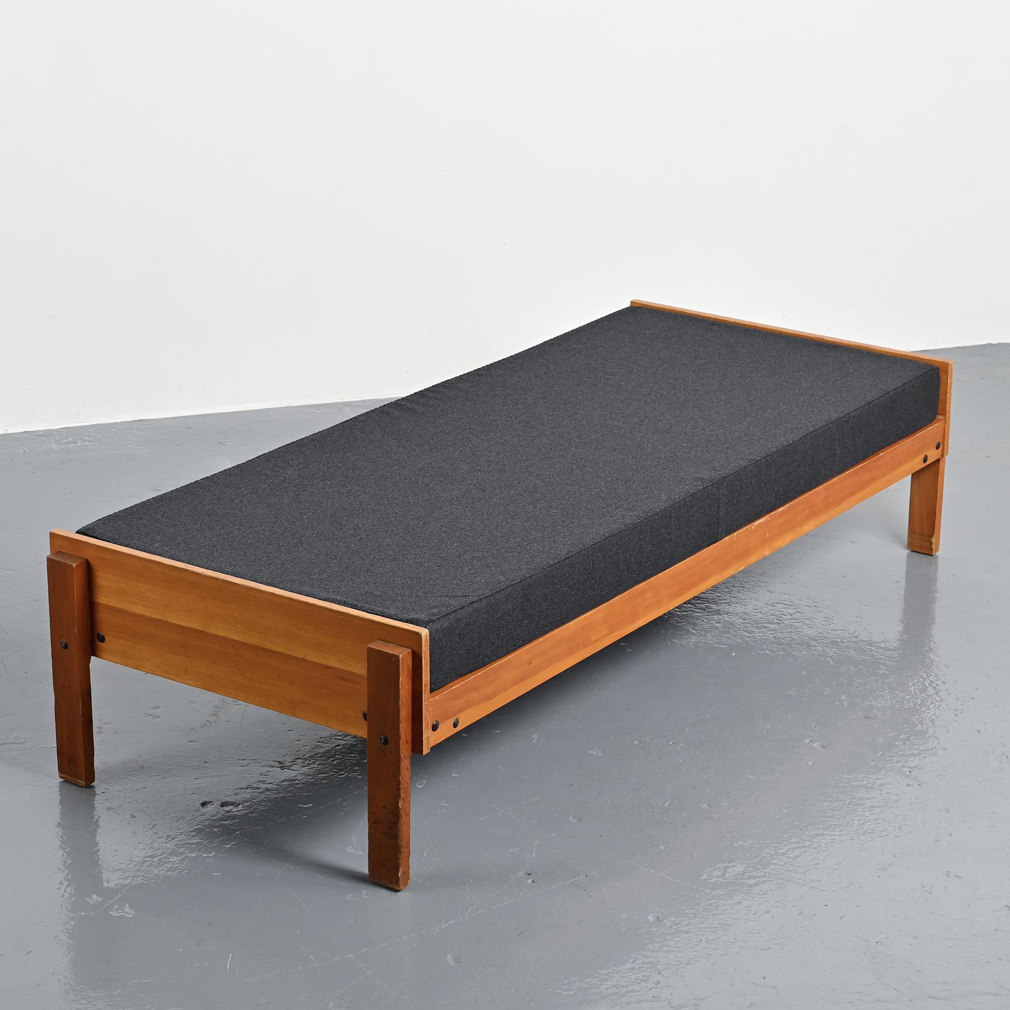 Lit banquette by Pierre Guariche, La Plagne, around 1965.