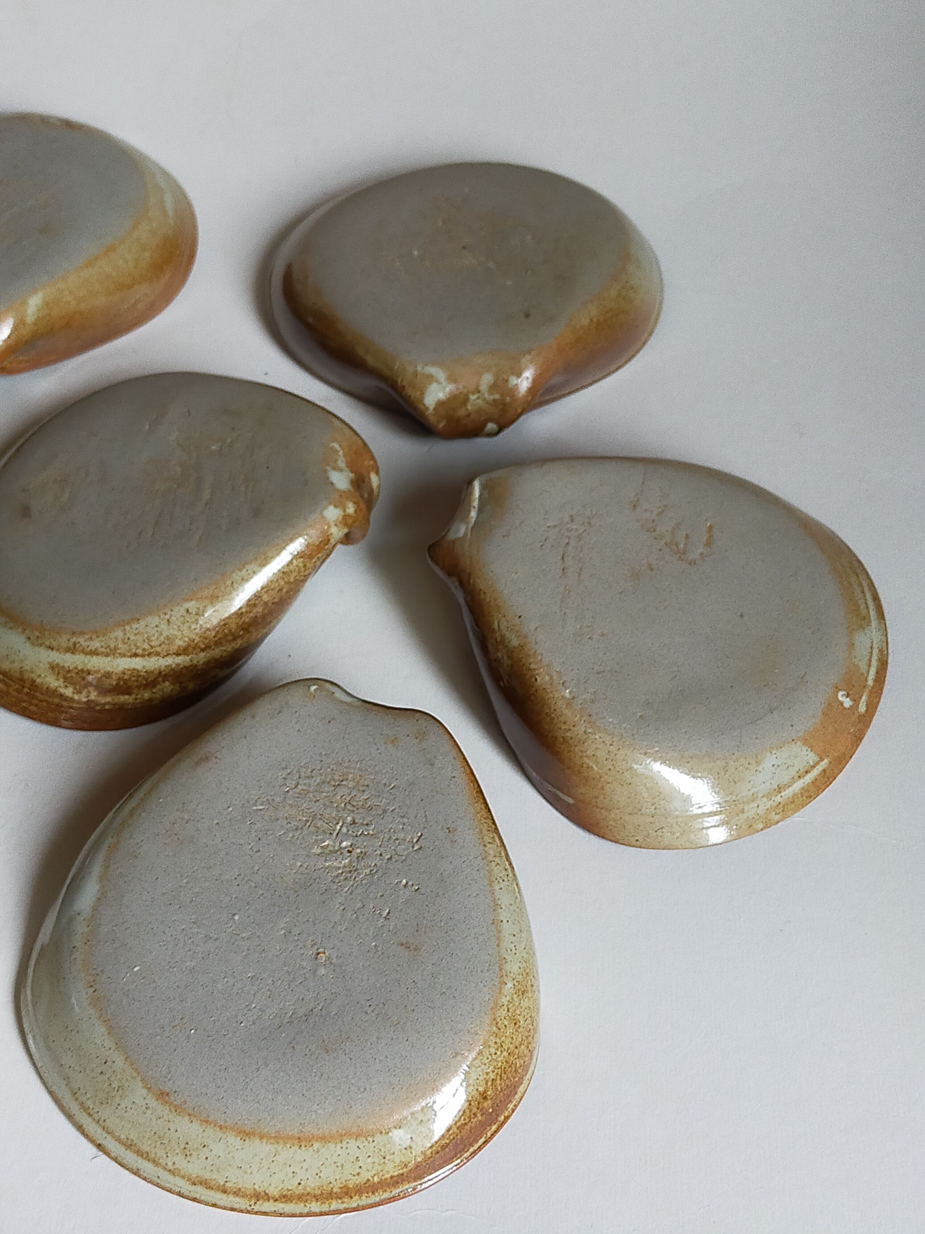 Huit ramequins "coquilles" grès de potier émaillé vintages