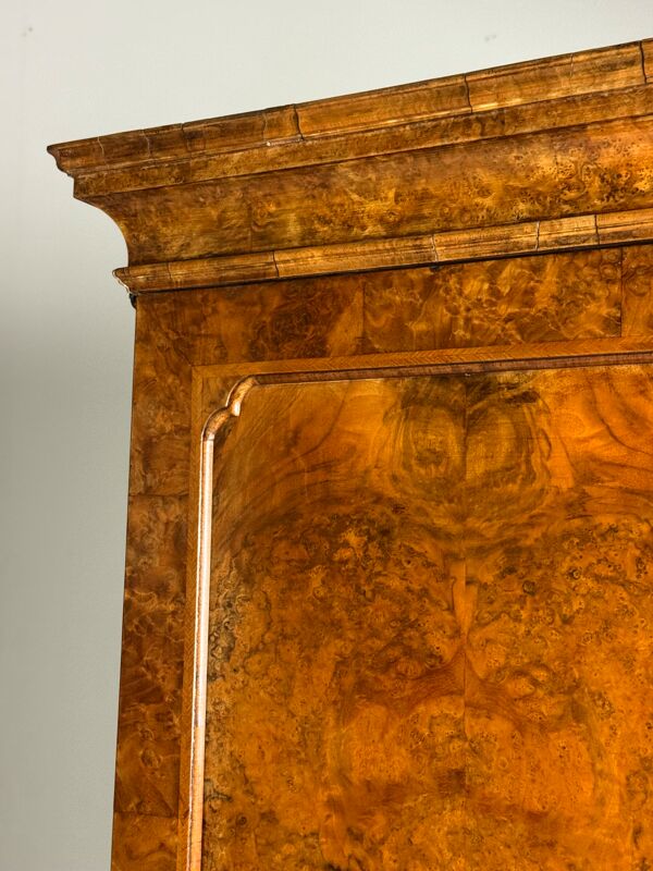 Bureau-bibliothèque en loupe de noyer, XIXe siècle