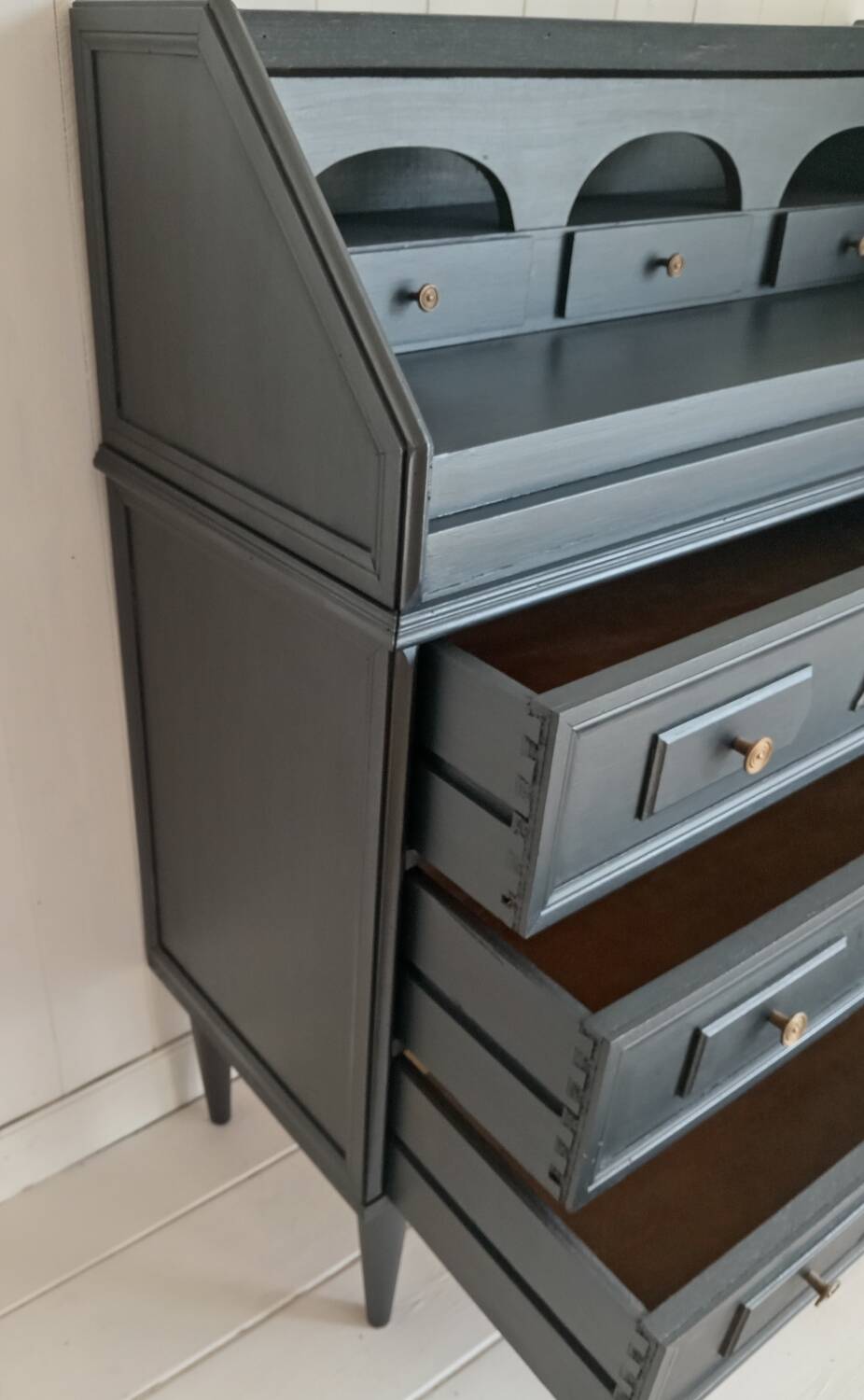 Scriban chest of drawers