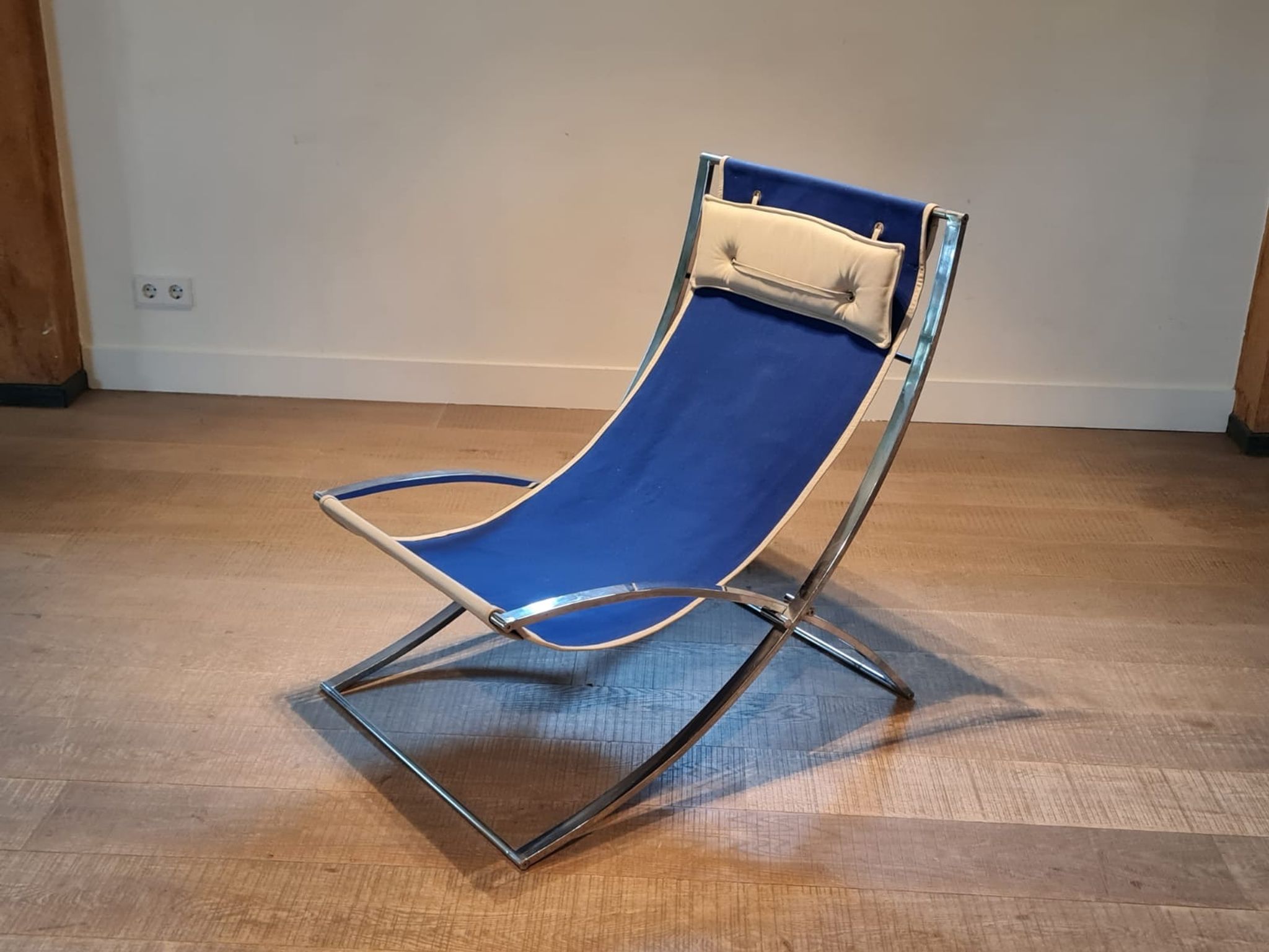 Marcello Cuneo ‘Louisa’ lounge chair in blue canvas and white leather, Italy 1970s