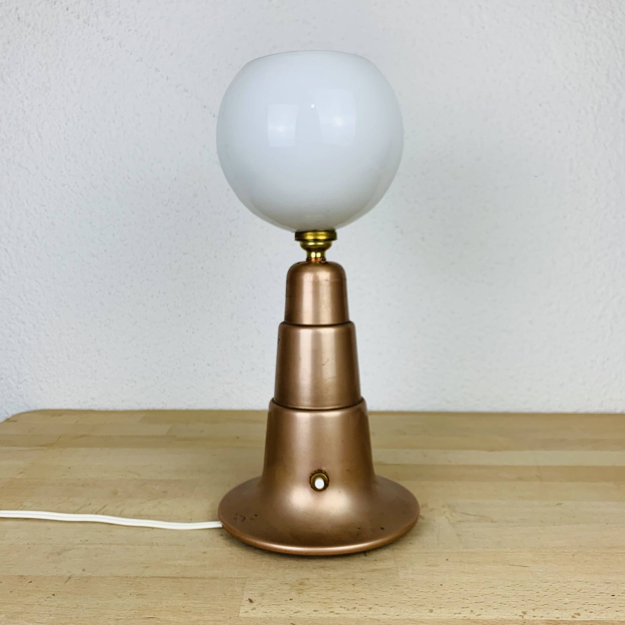 Lampe art déco conique cuivre et globe opaline