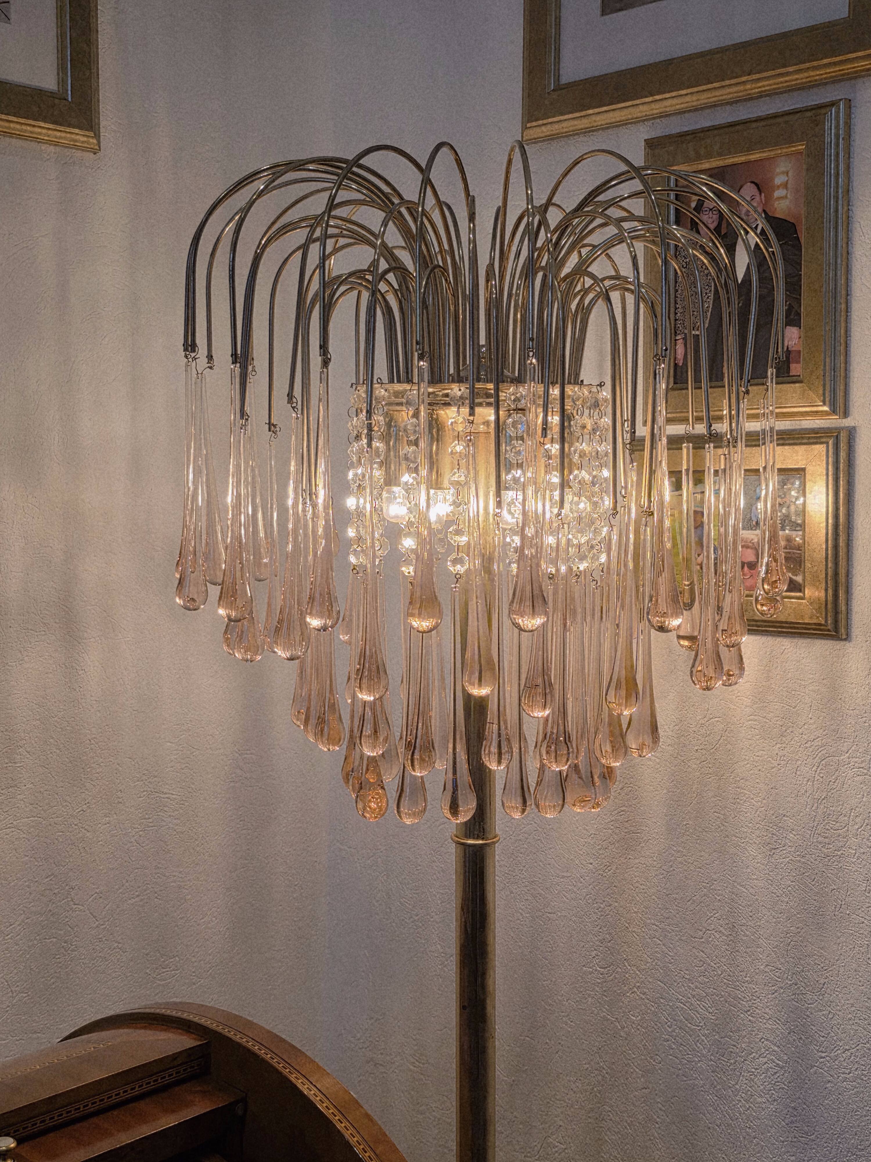 Lampe de sol vintage style Regency avec gouttes Murano en forme de cascade rose.