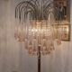 Lampe de sol vintage style Regency avec gouttes Murano en forme de cascade rose.