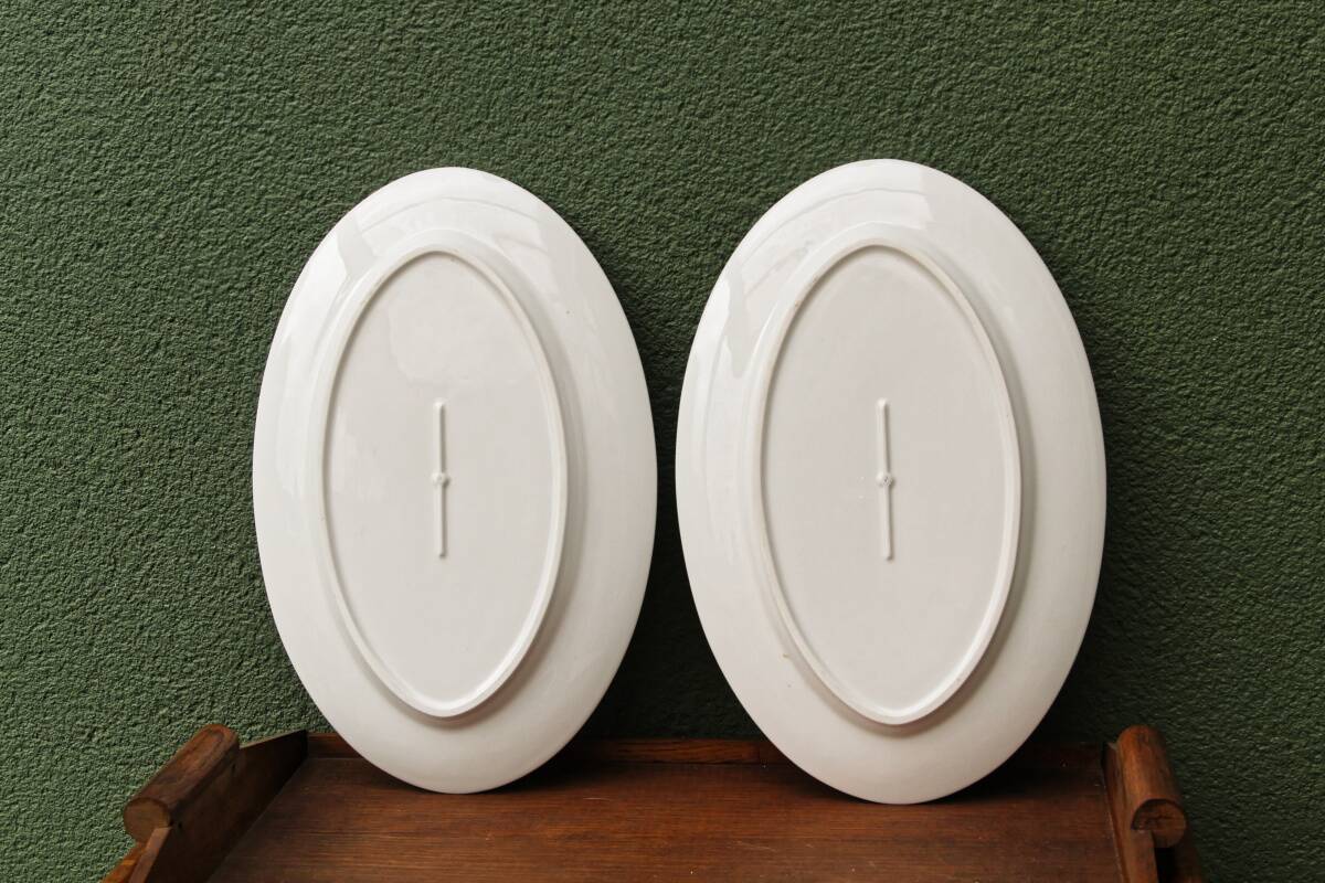 Paire de plats ovales en porcelaine