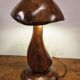 Lampe de table champignon en bois sculpté à la main avec LED intégrée