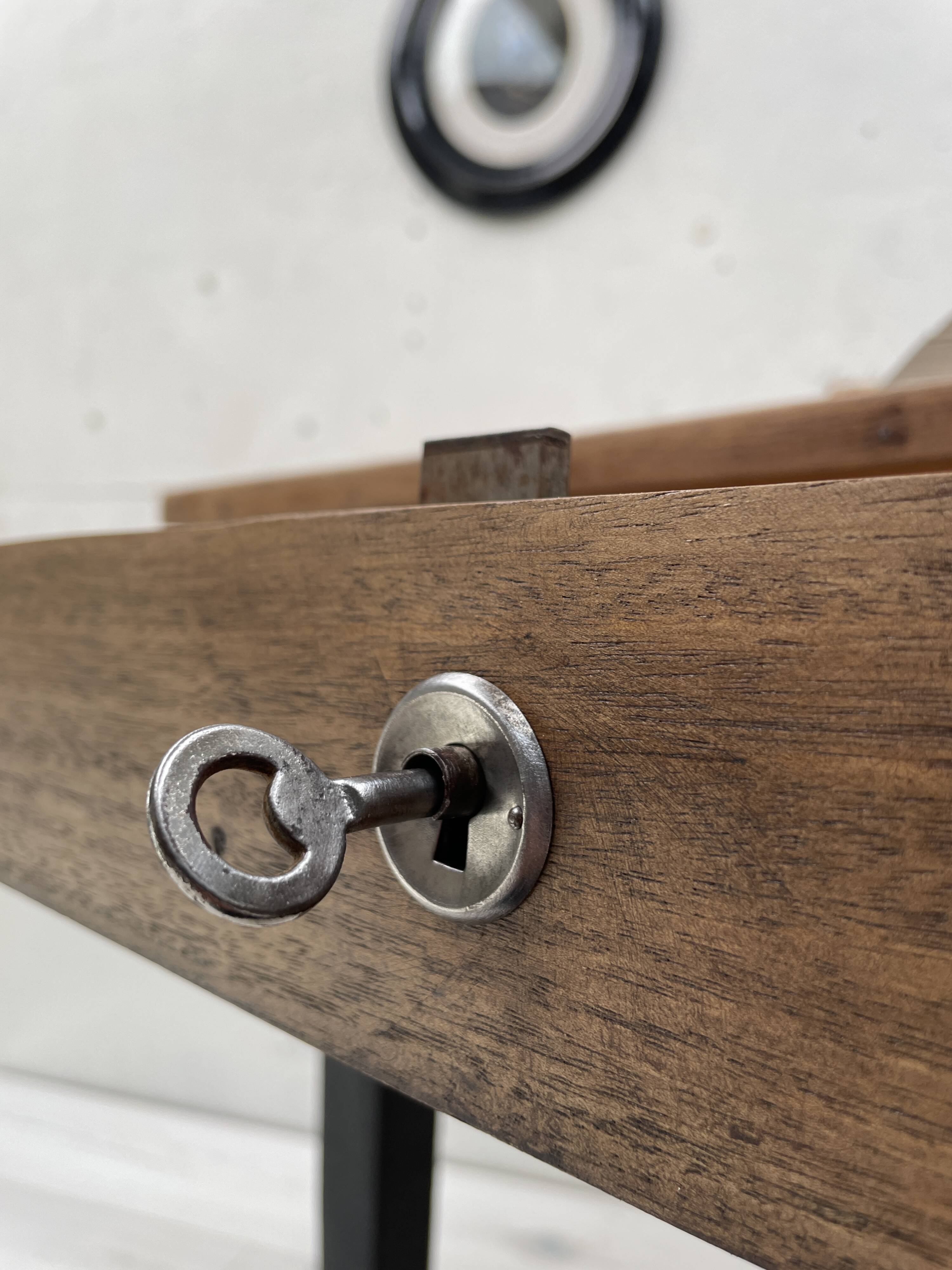 Bureau en bois peint