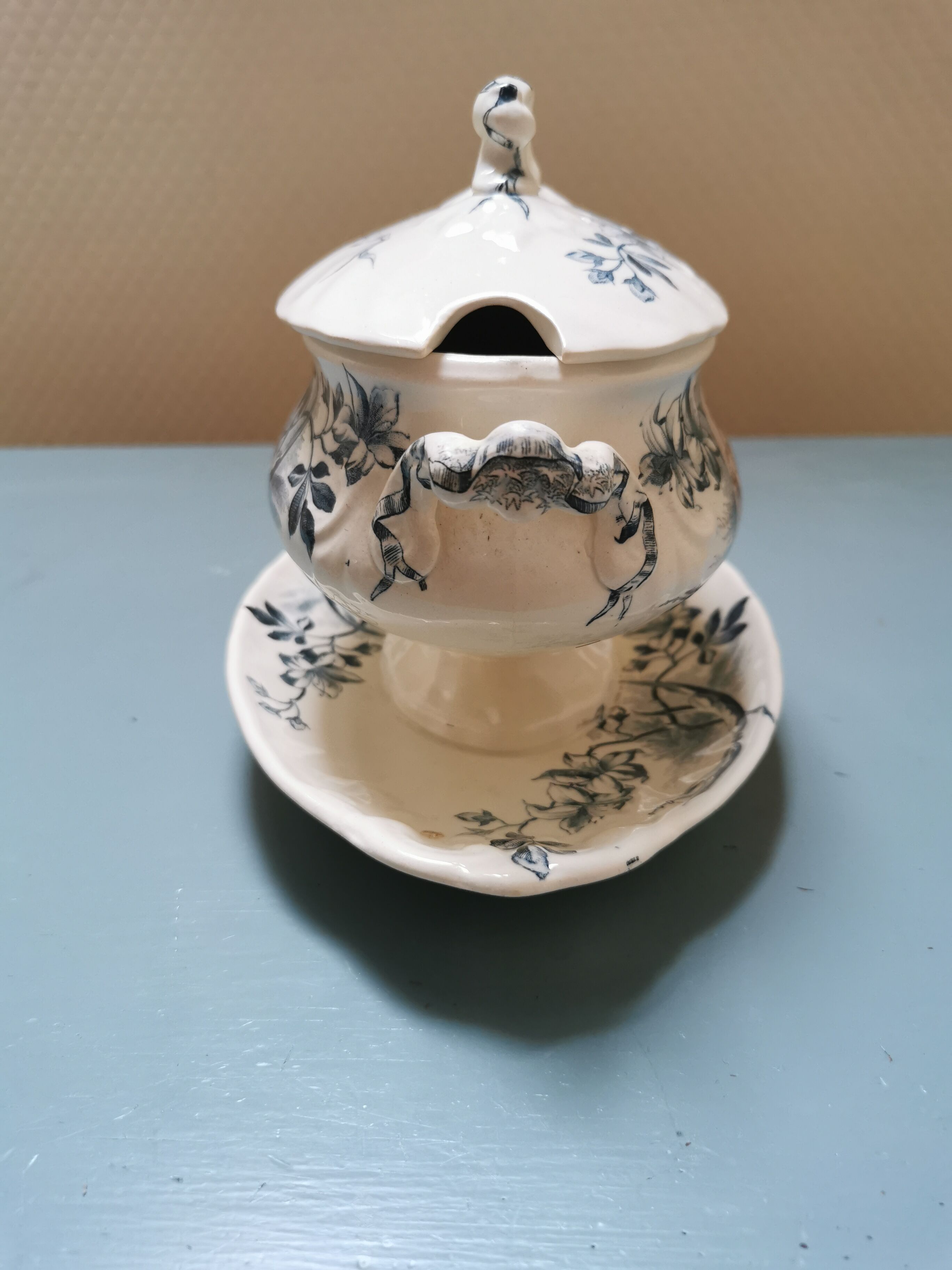 Earthenware saucer with its lid