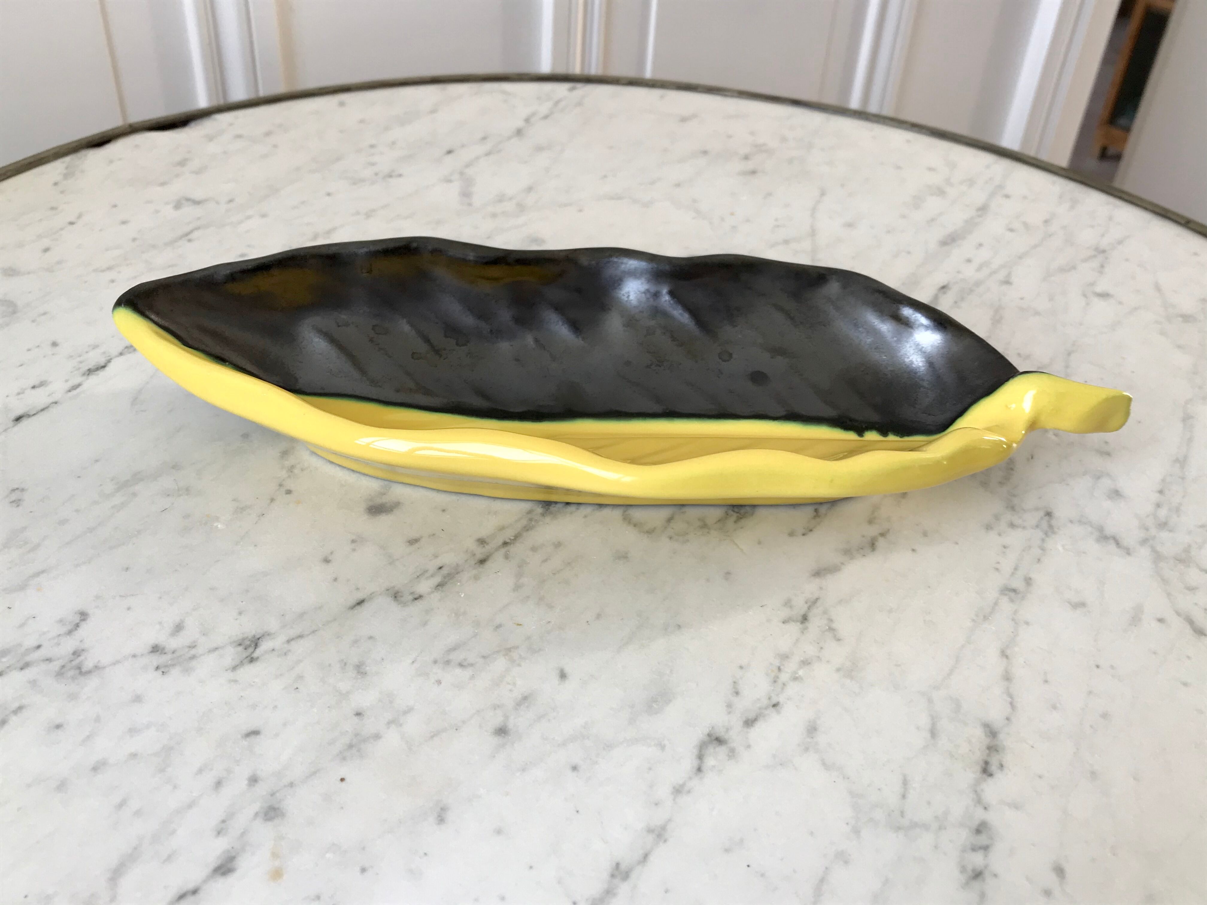 Feuille bicolore en céramique signée années 70