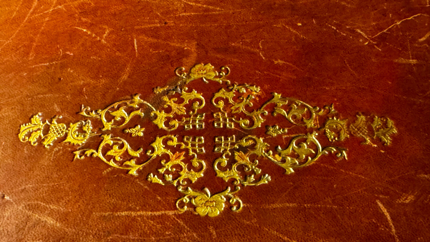 Mahogany and leather coffee table from the 19th century.