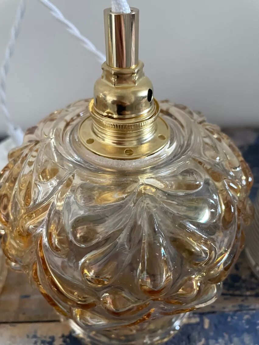 Set of two suspensions in gilded chiseled glass