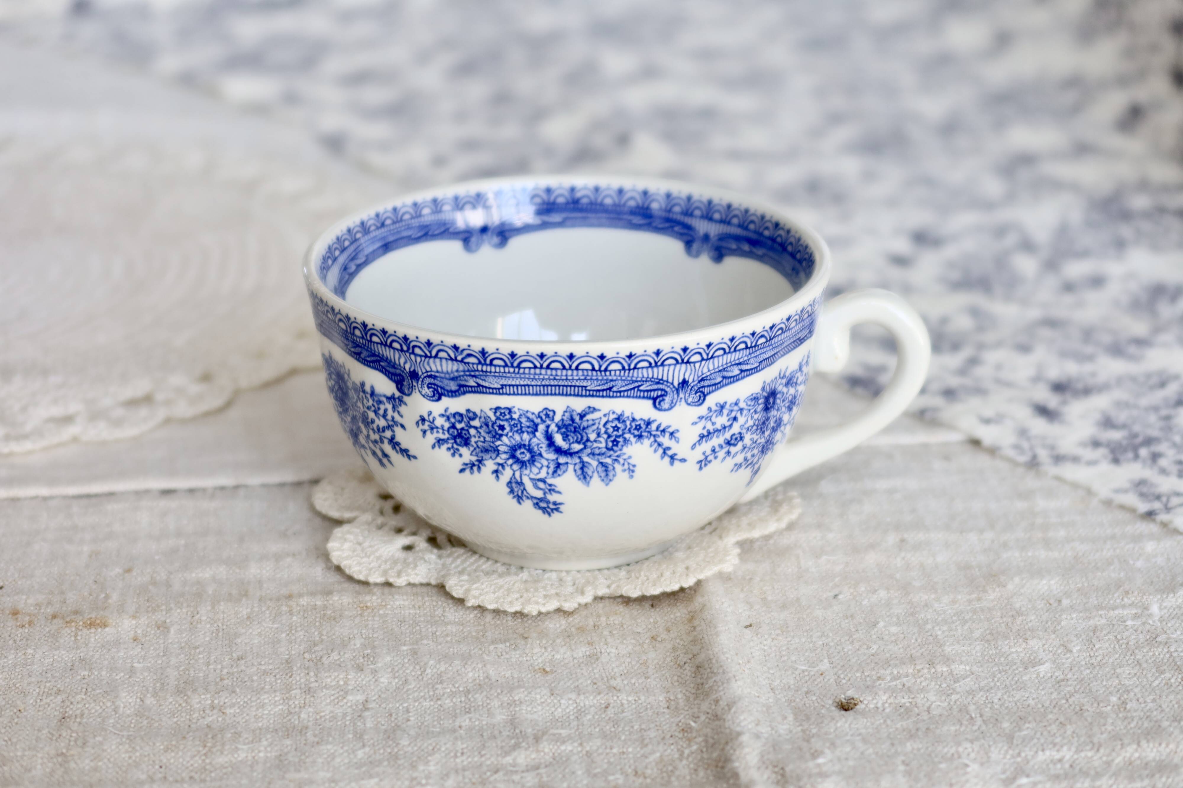 Antique blue and white earthenware teacup - Floral decoration