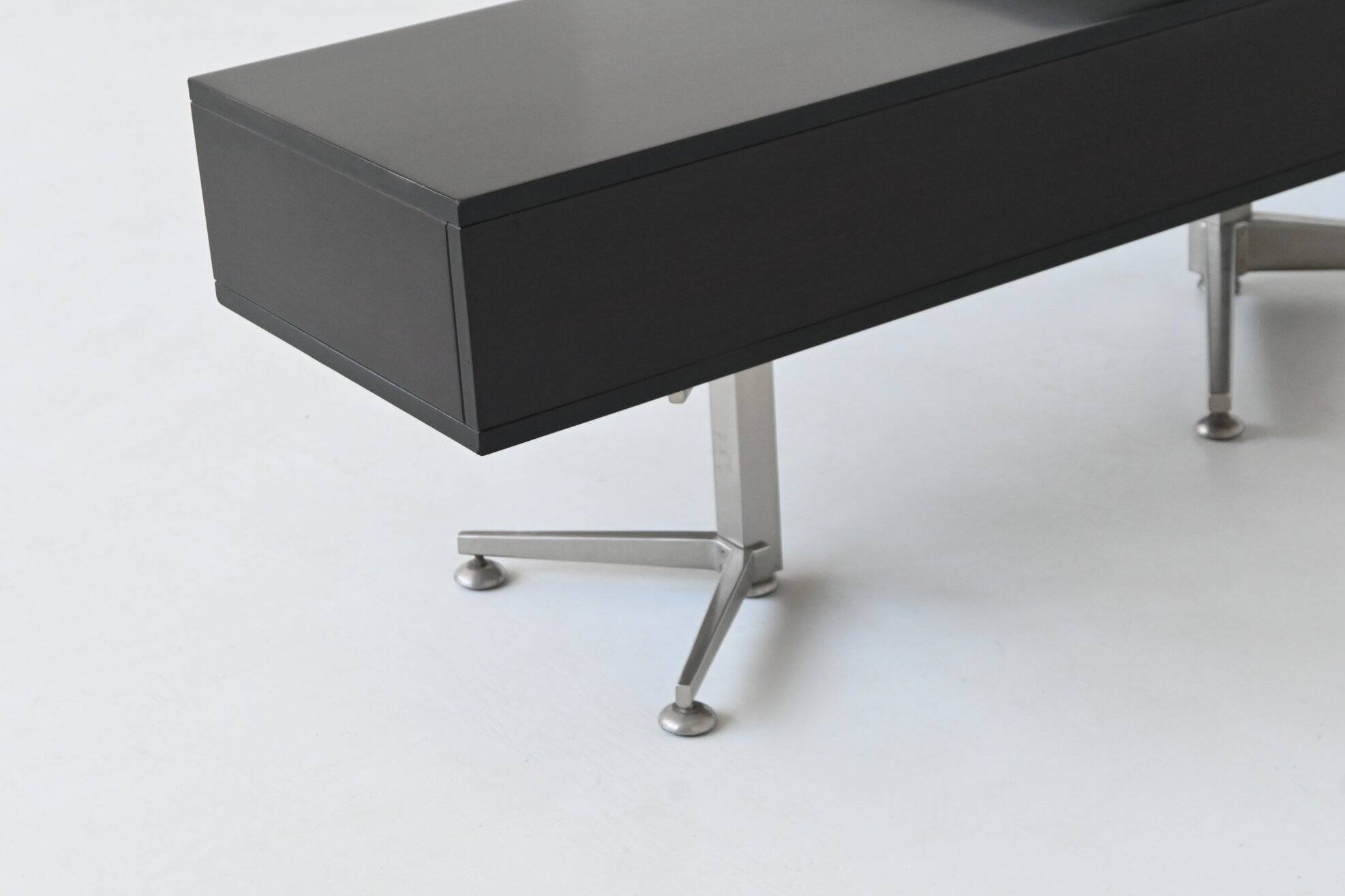 Bureau d'angle exécutif Abbondinterni en acajou et verre, Italie, 1970