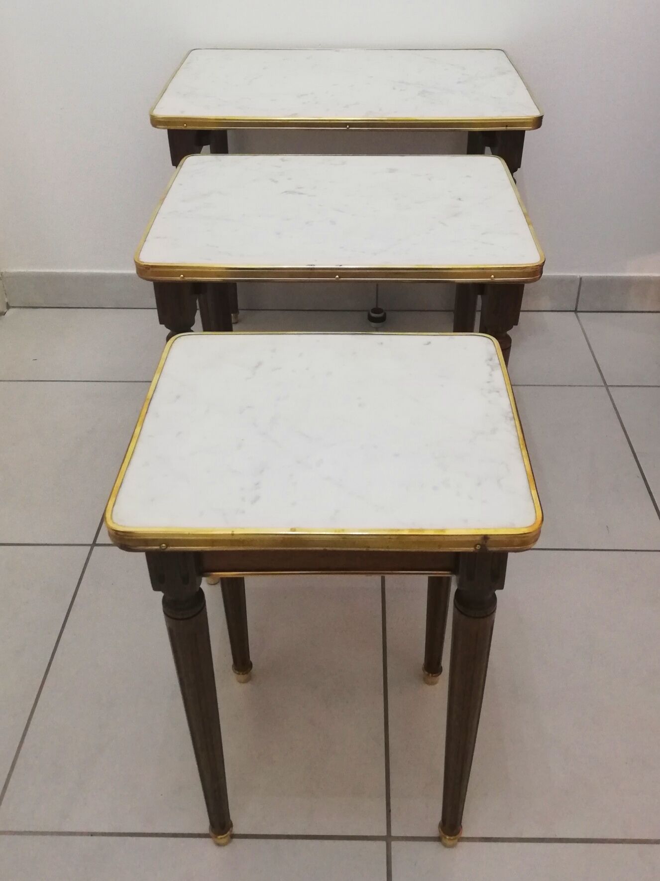 Pull-out tables on marble