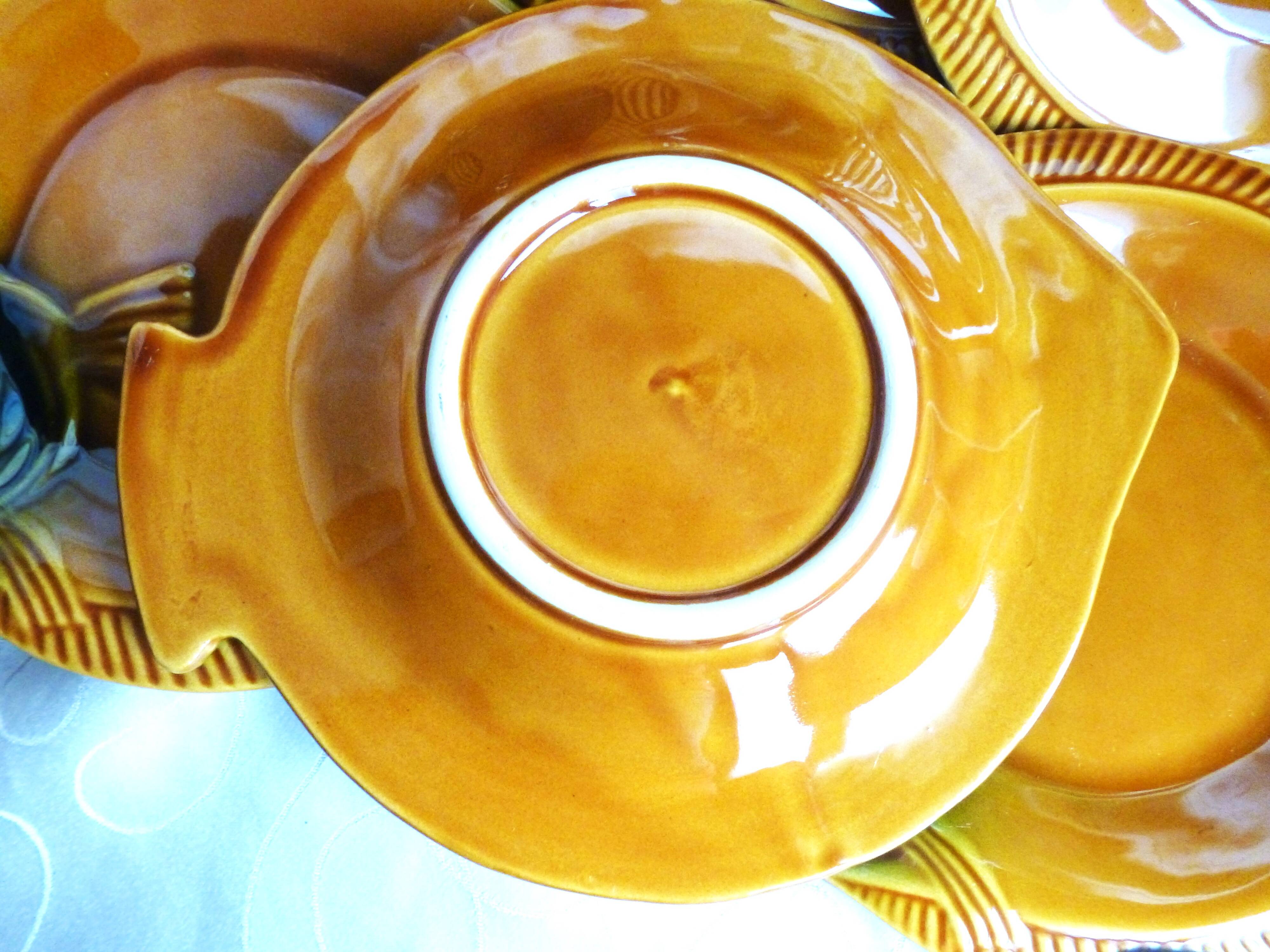 Flat fish set and 6 barbotine plates, vintage fish set