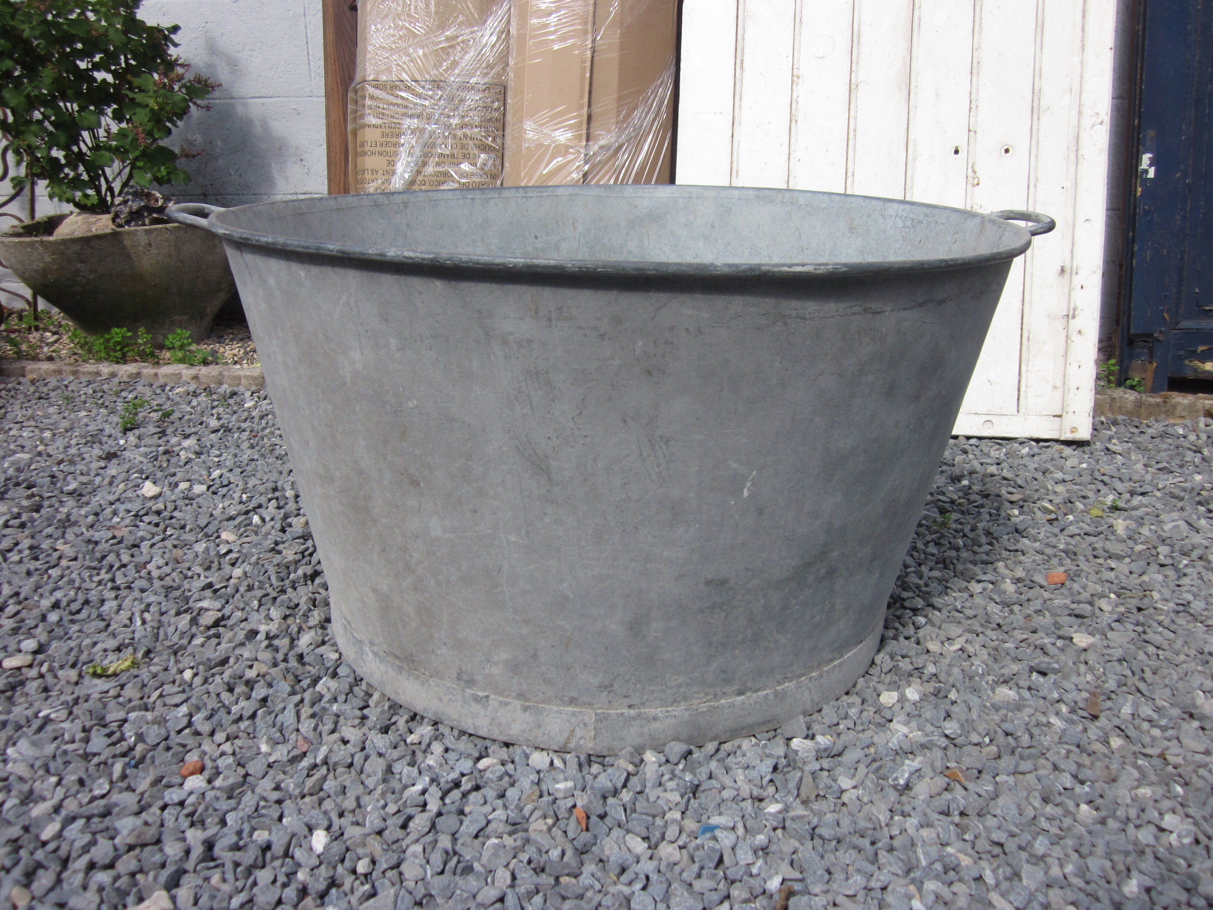 Round zinc basin