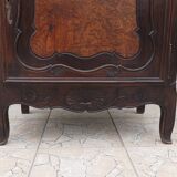 Homme debout bressan armoire