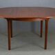Table rondes et chaises en teck par Mcintosh