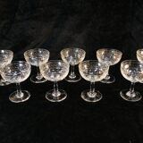 9 coupes à champagne en verre soufflé et gravé